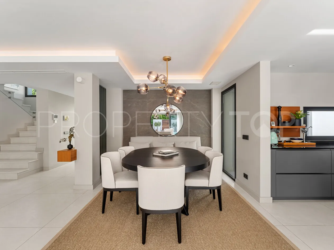 Villa for sale in Las Brisas with 4 bedrooms