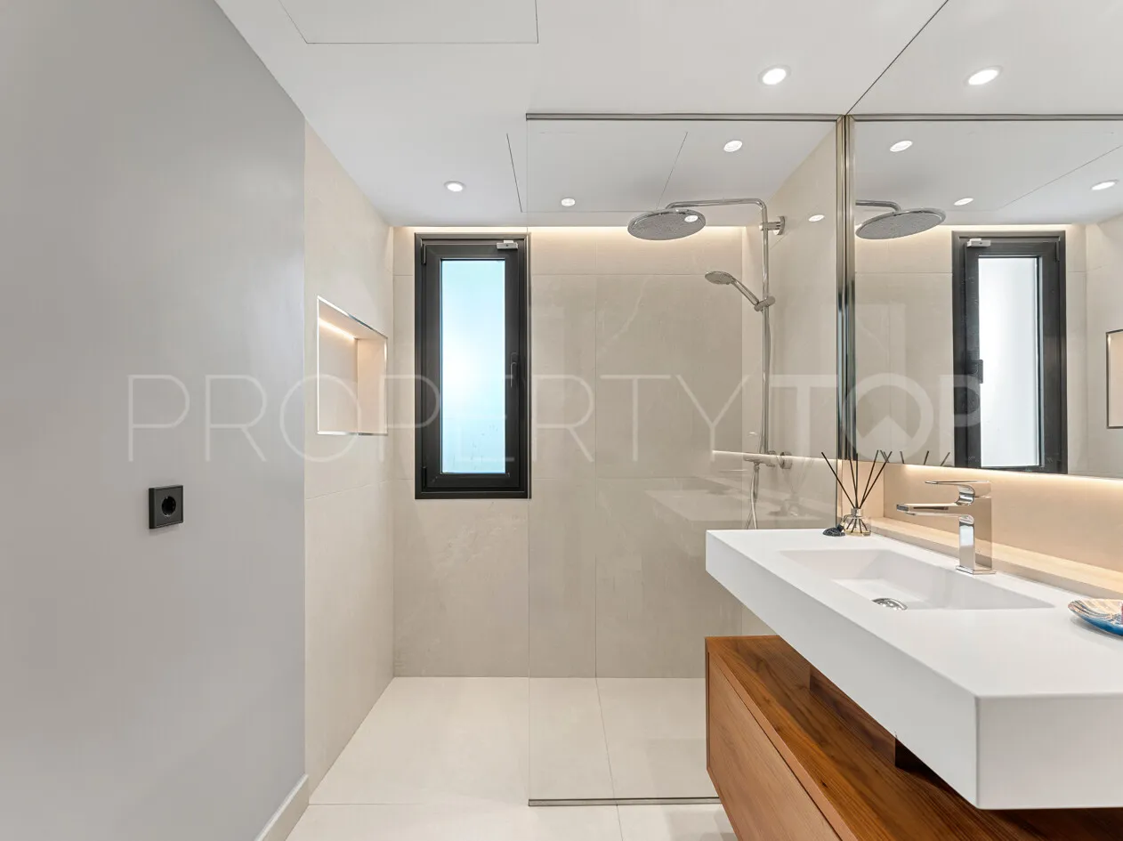 Villa for sale in Las Brisas with 4 bedrooms