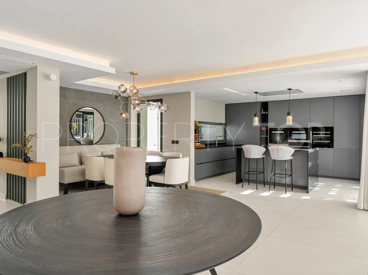 Villa for sale in Las Brisas with 4 bedrooms