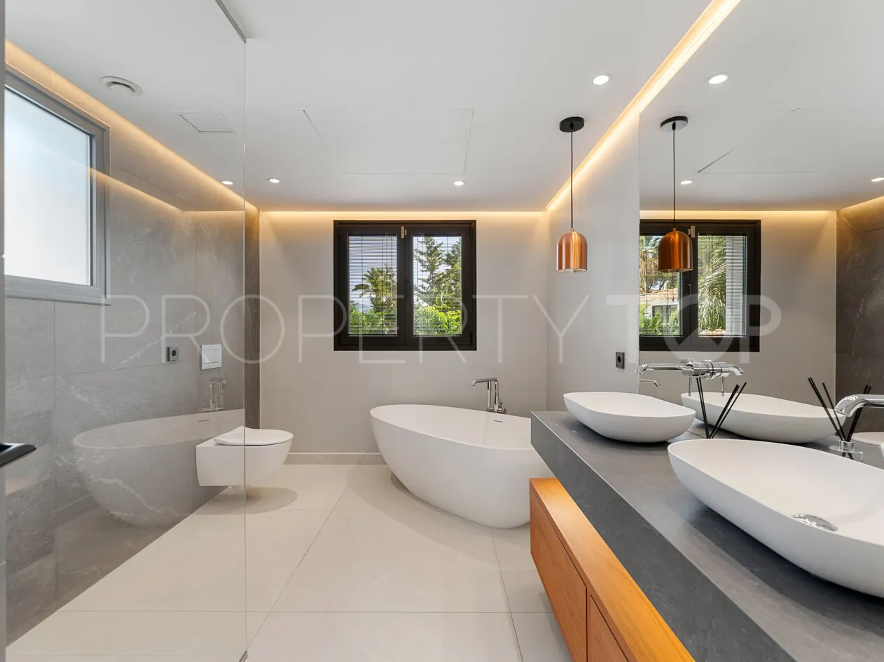 Villa for sale in Las Brisas with 4 bedrooms