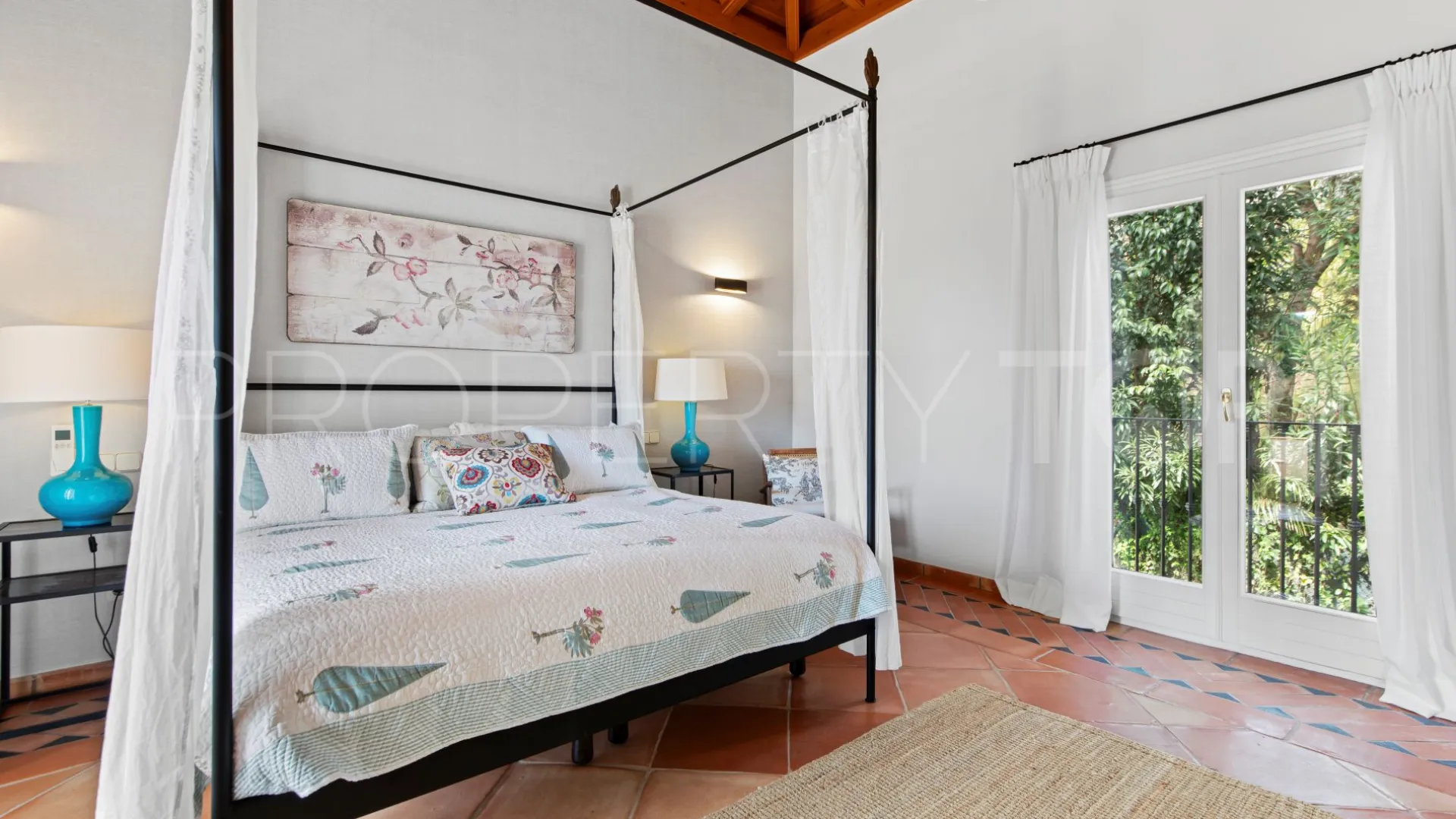 Buy Marbella Golden Mile villa with 5 bedrooms