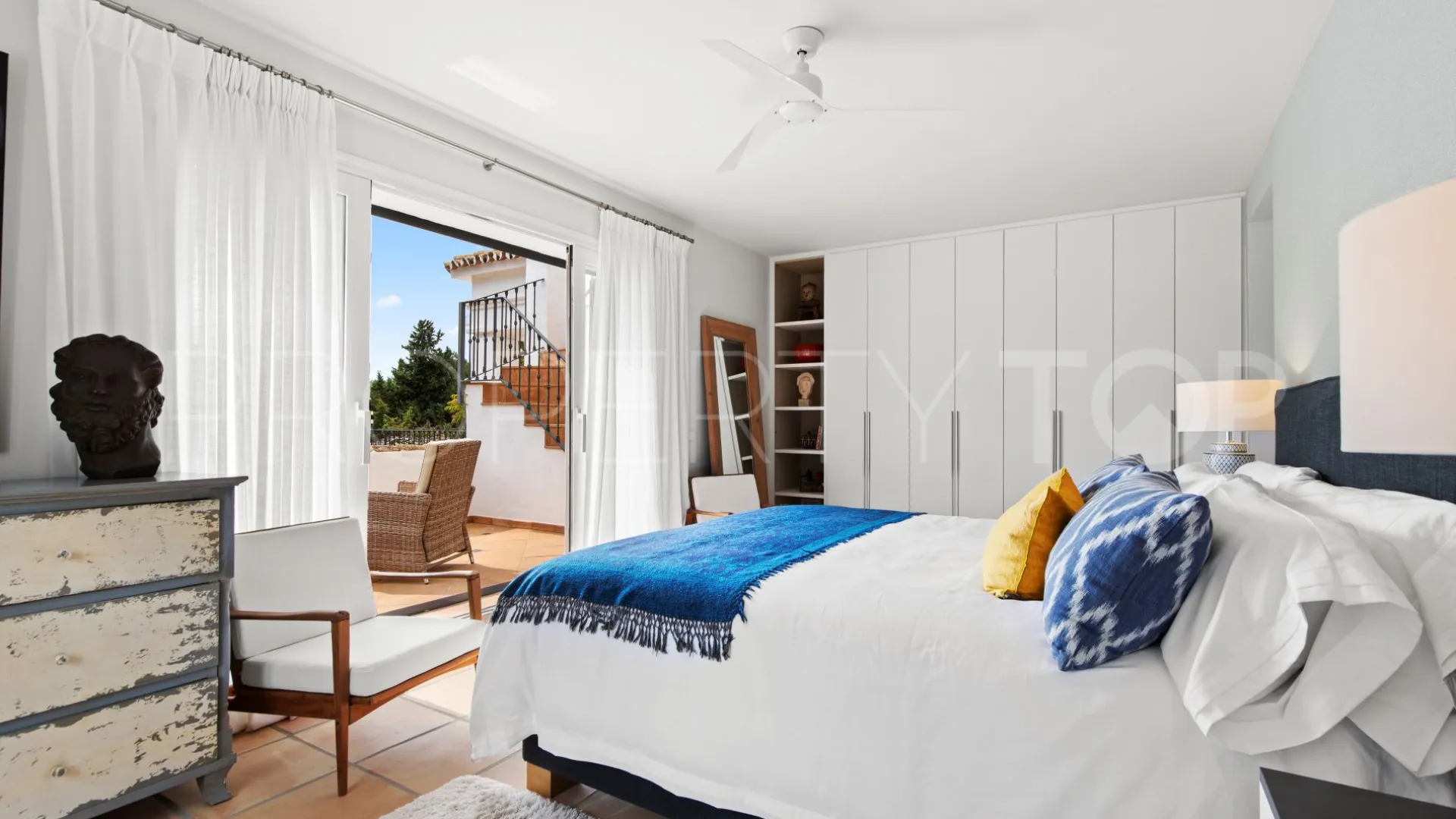 Buy Marbella Golden Mile villa with 5 bedrooms