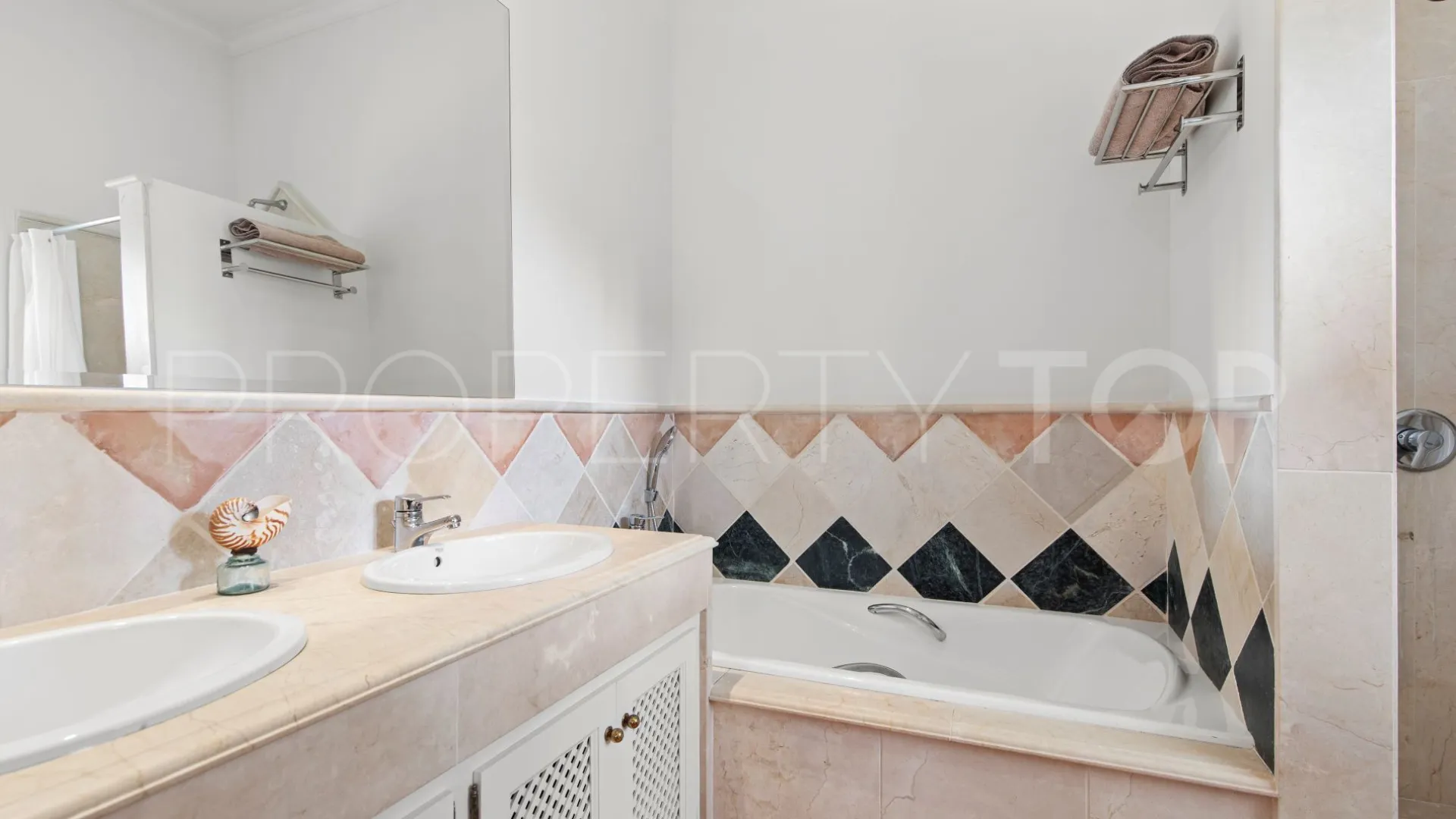 Buy Marbella Golden Mile villa with 5 bedrooms