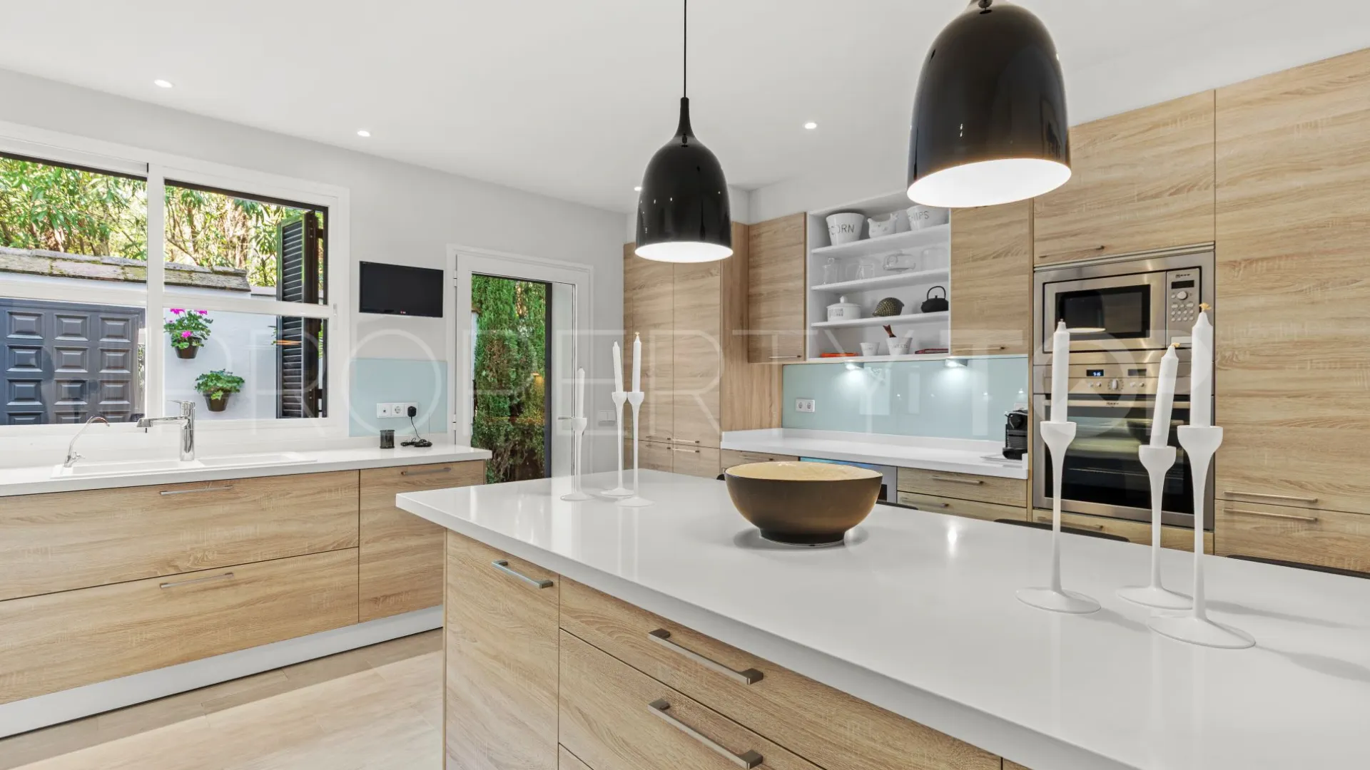Buy Marbella Golden Mile villa with 5 bedrooms