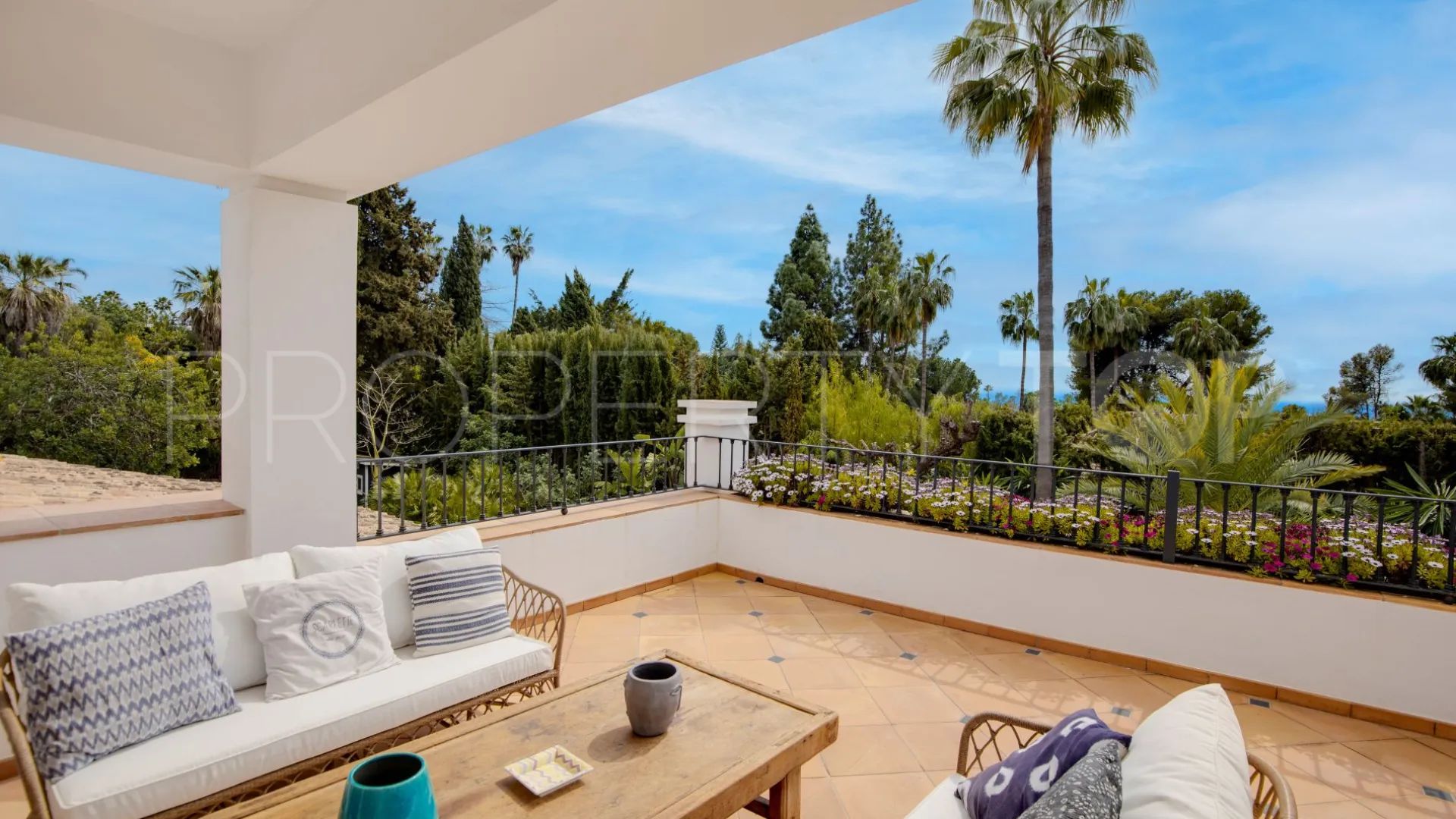 Buy Marbella Golden Mile villa with 5 bedrooms