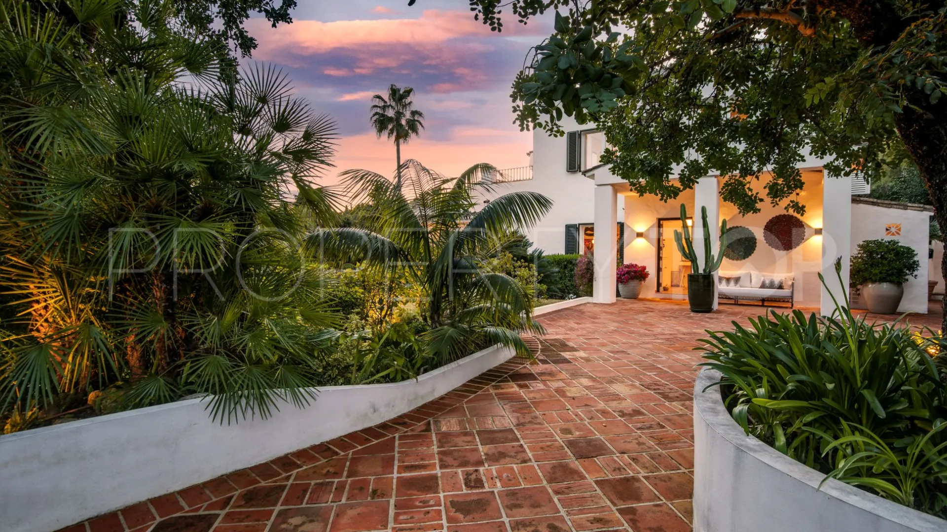 Buy Marbella Golden Mile villa with 5 bedrooms