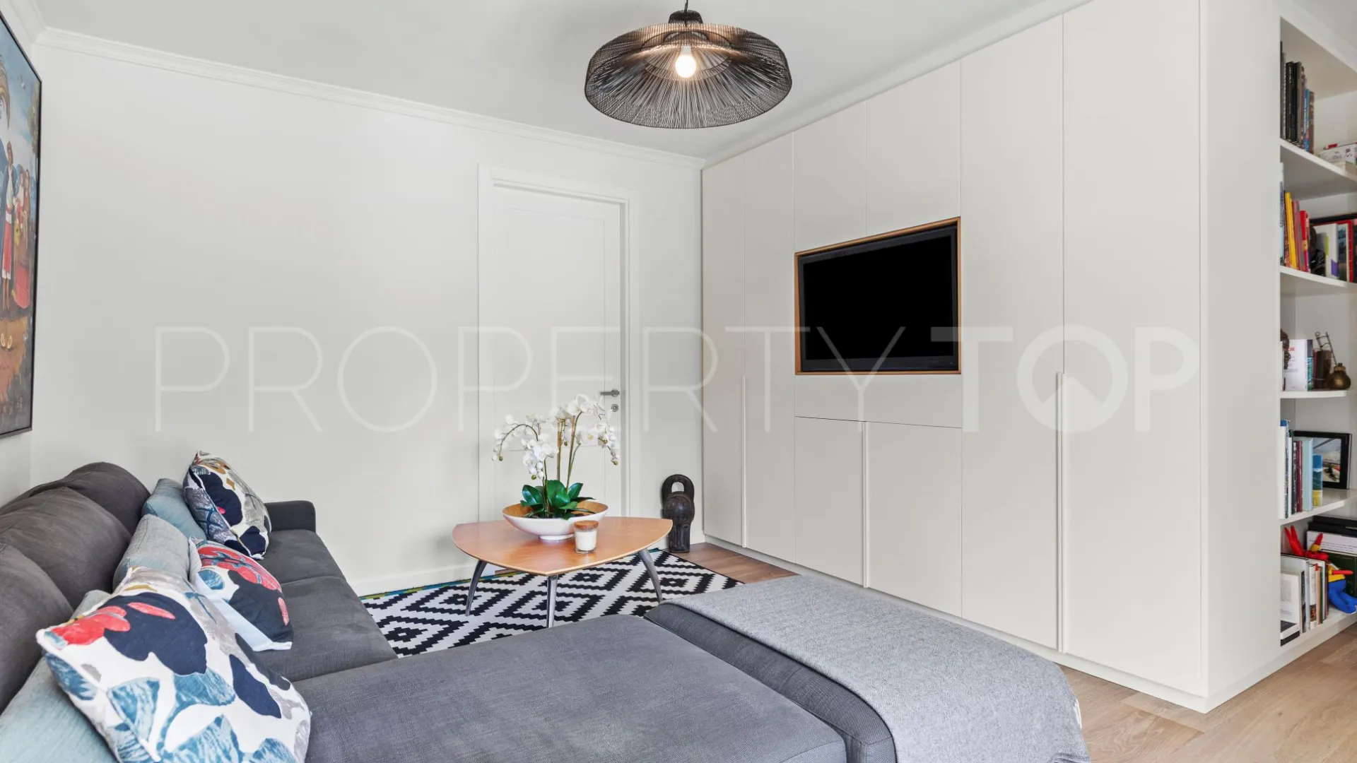 Buy Marbella Golden Mile villa with 5 bedrooms
