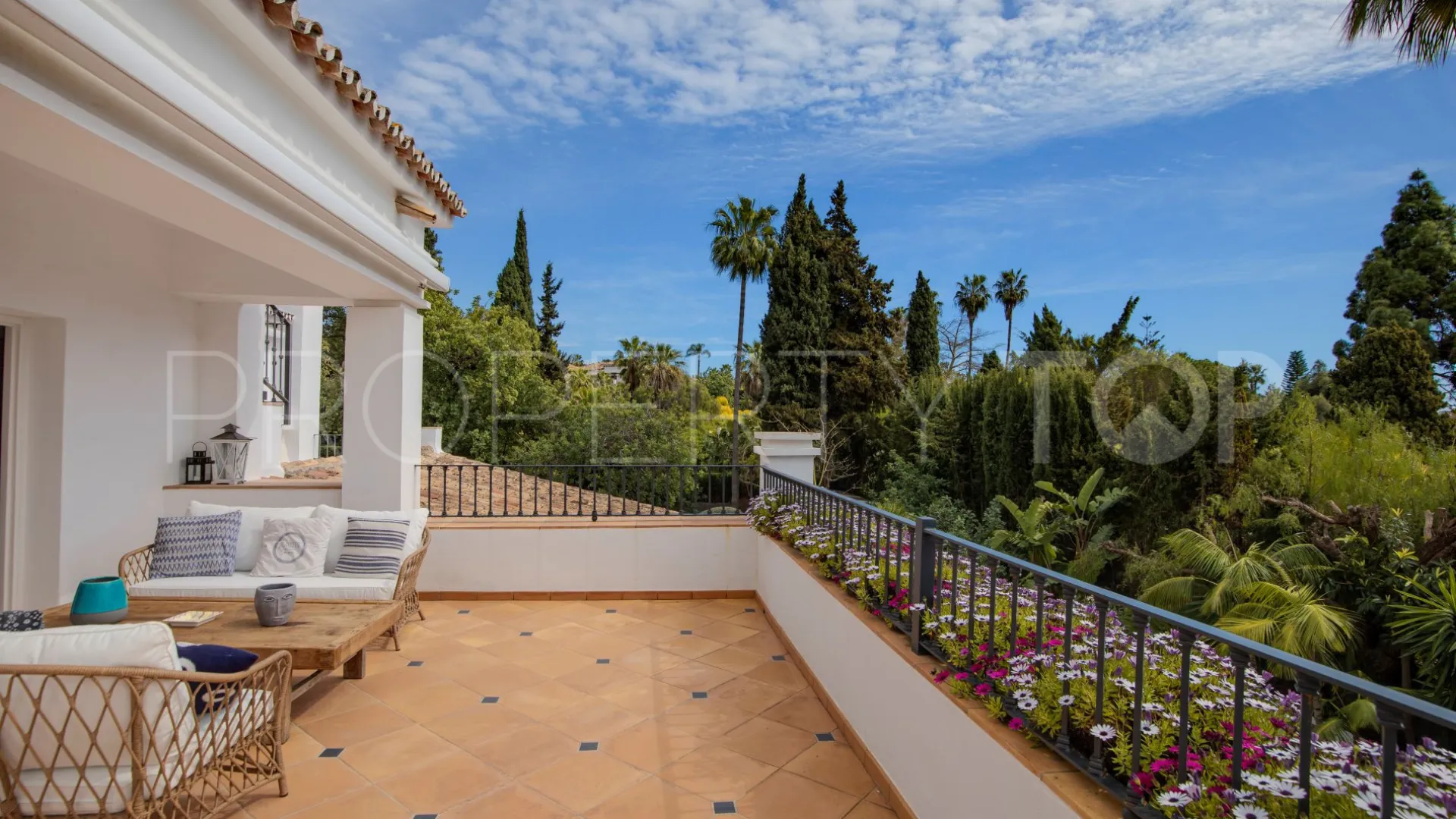 Buy Marbella Golden Mile villa with 5 bedrooms