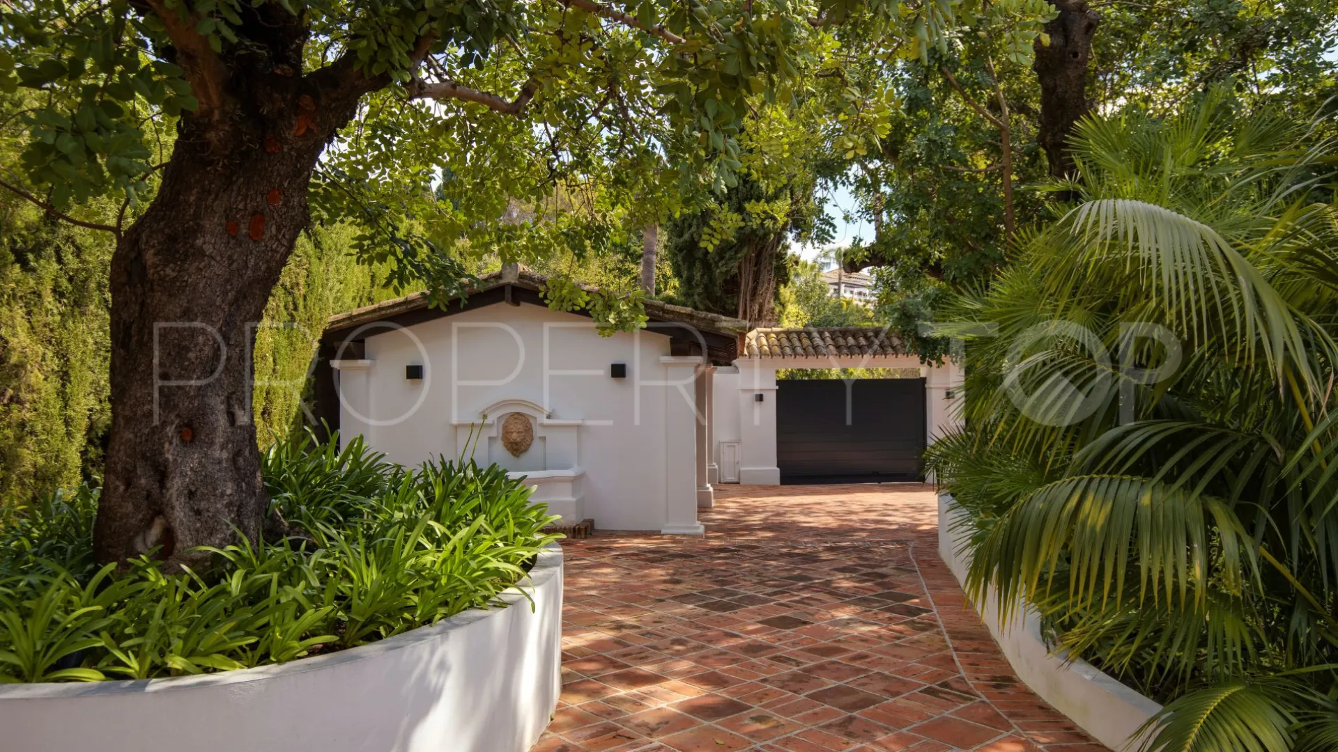 Buy Marbella Golden Mile villa with 5 bedrooms