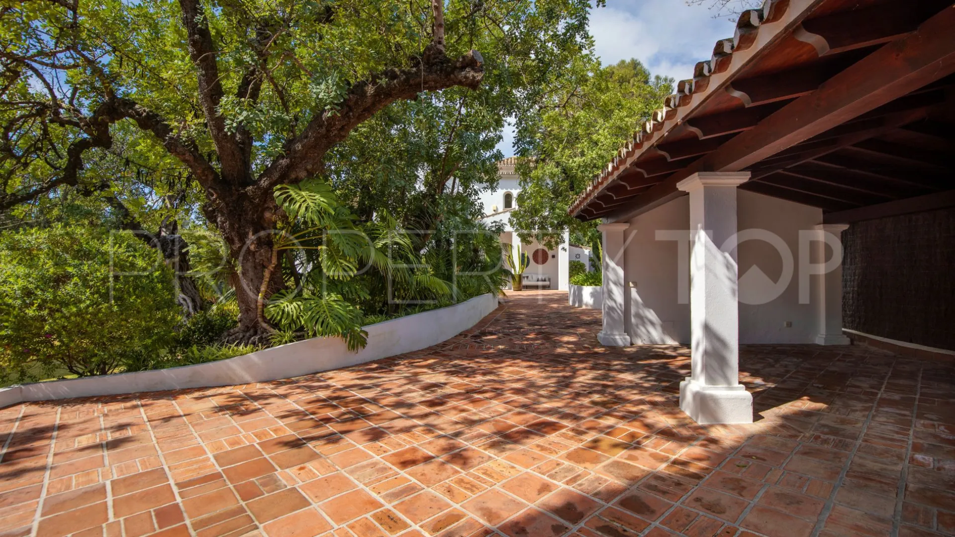 Buy Marbella Golden Mile villa with 5 bedrooms