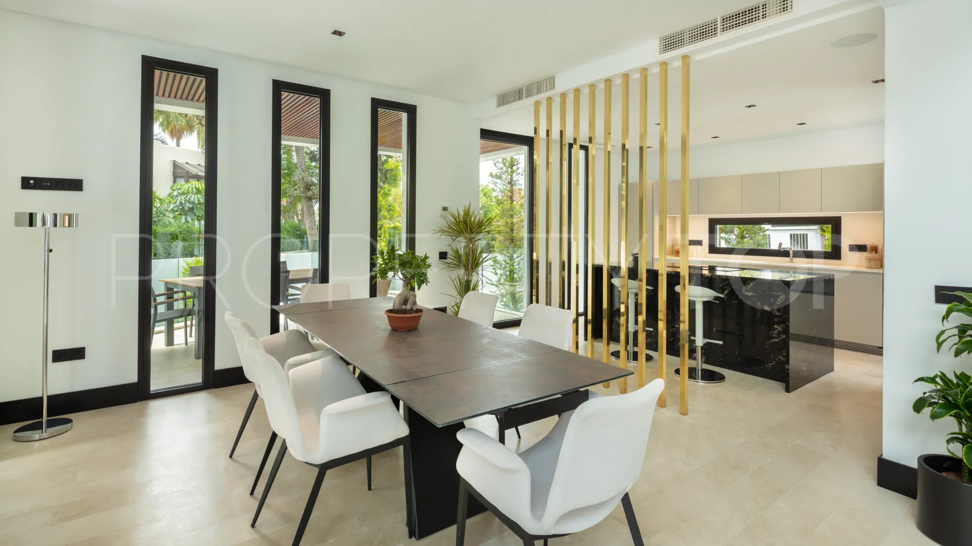 Villa for sale in Marbella Golden Mile with 5 bedrooms
