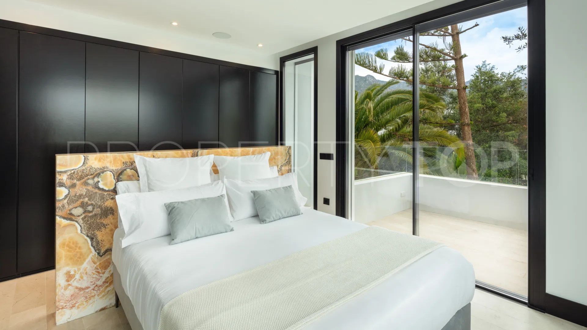 Villa for sale in Marbella Golden Mile with 5 bedrooms