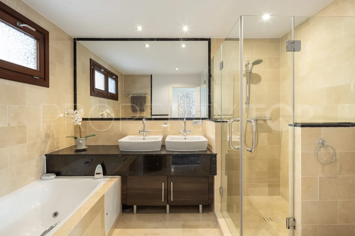 6 bedrooms El Madroñal villa for sale