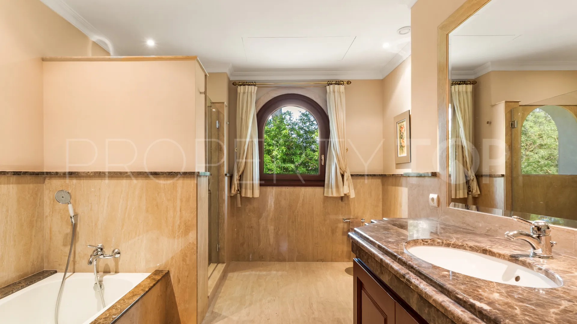 For sale Guadalmina Baja villa with 8 bedrooms