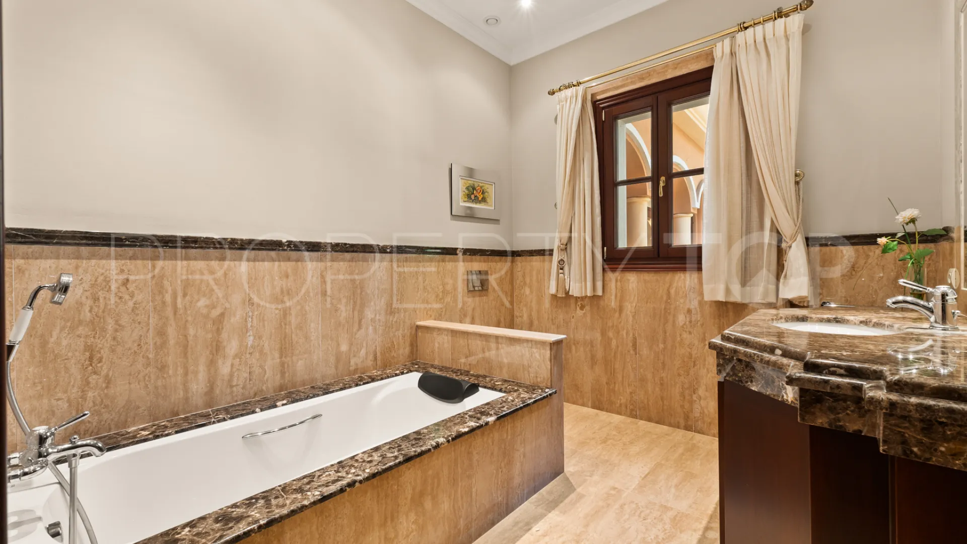 For sale Guadalmina Baja villa with 8 bedrooms