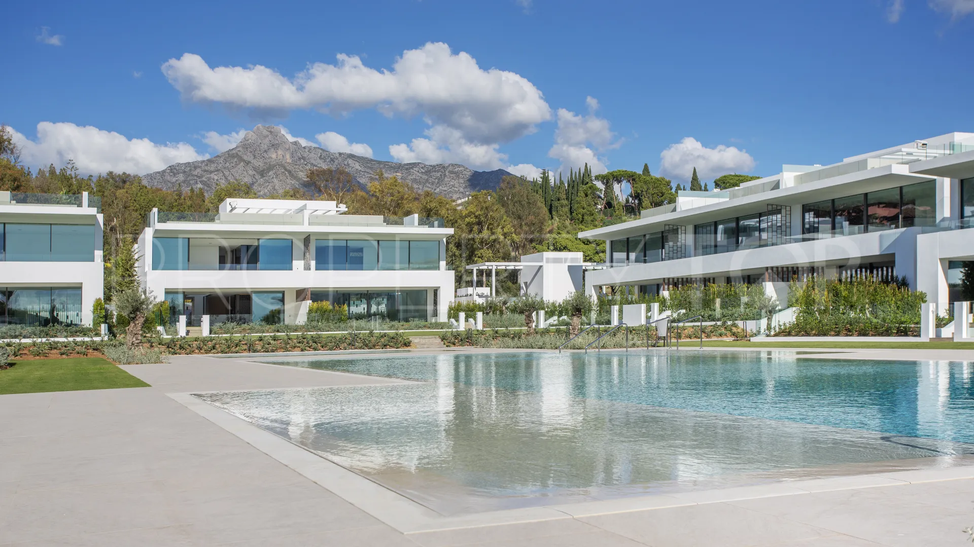 Se vende villa pareada con 4 dormitorios en Marbella Golden Mile