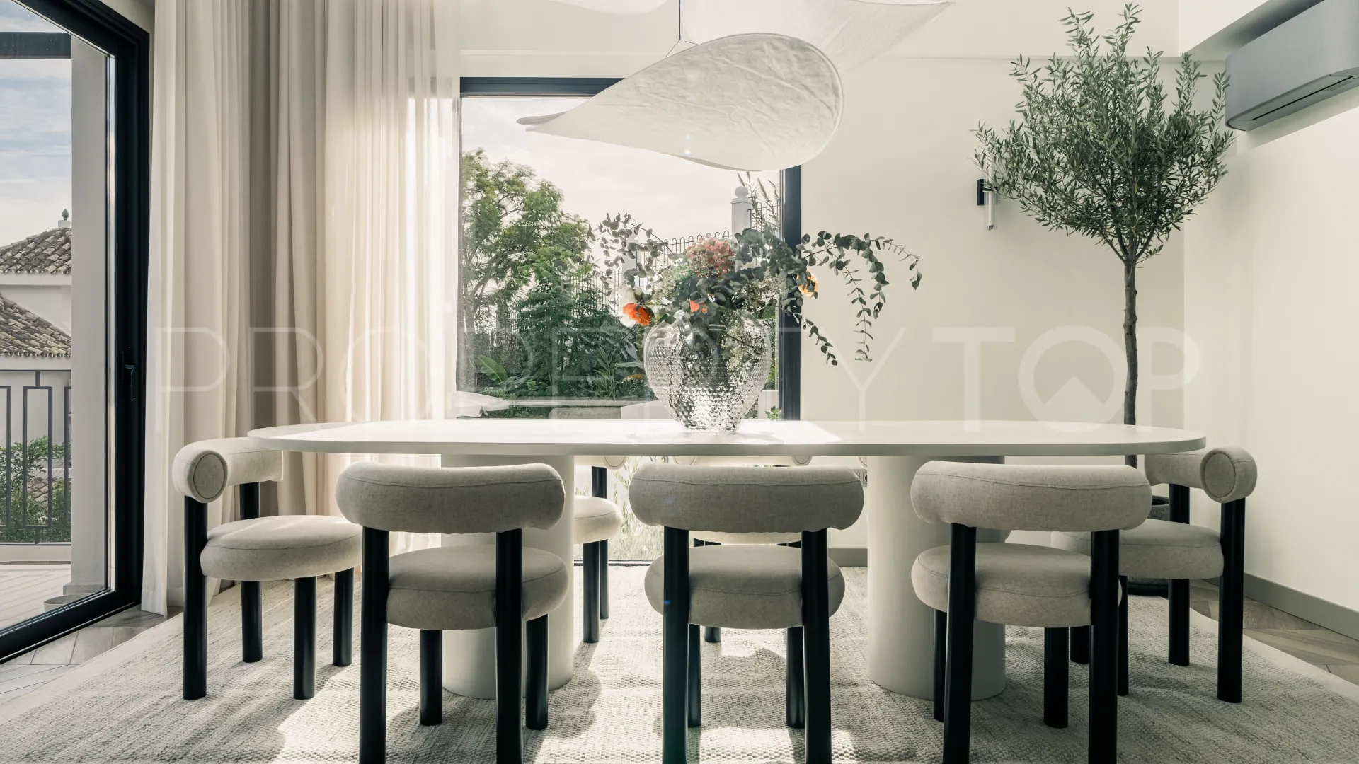 Comprar villa en Nueva Andalucia de 5 dormitorios
