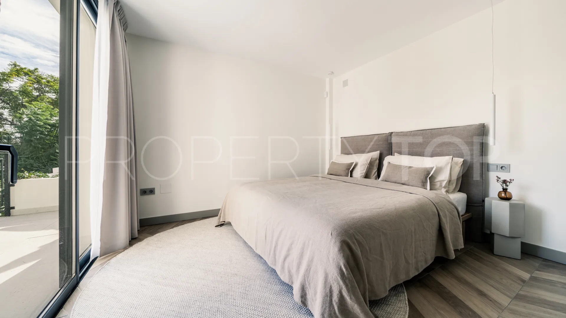 Comprar villa en Nueva Andalucia de 5 dormitorios