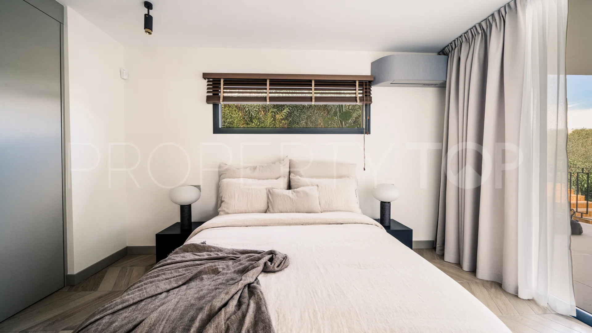 Comprar villa en Nueva Andalucia de 5 dormitorios