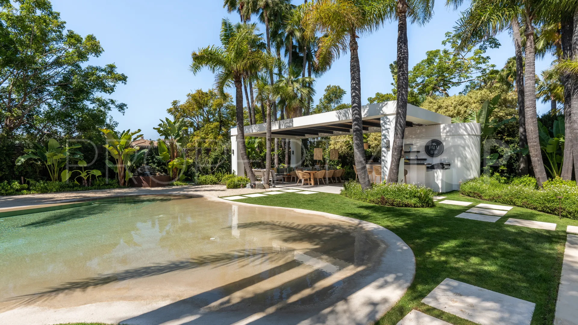 For sale 6 bedrooms villa in Aloha Gardens