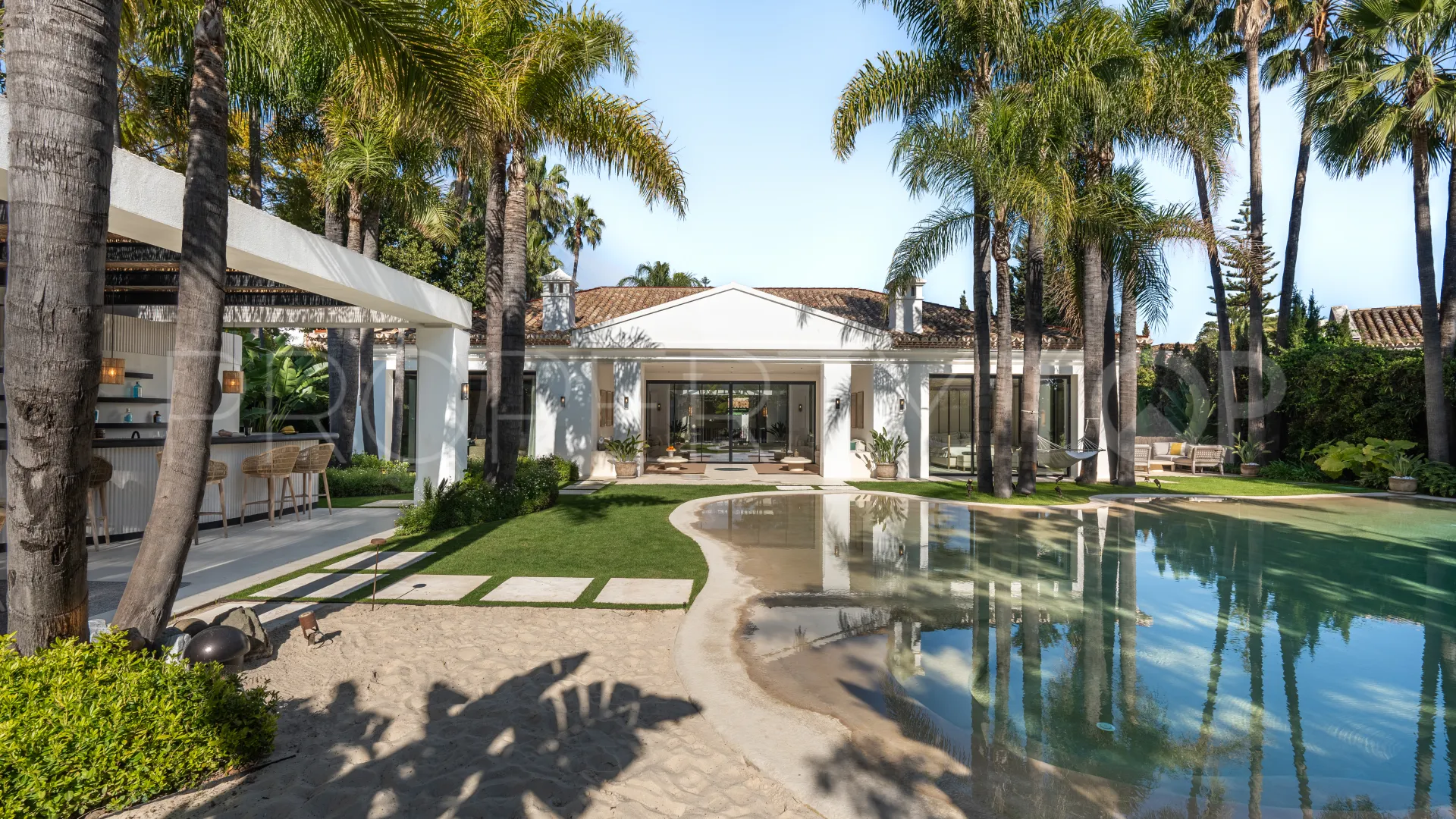 For sale 6 bedrooms villa in Aloha Gardens