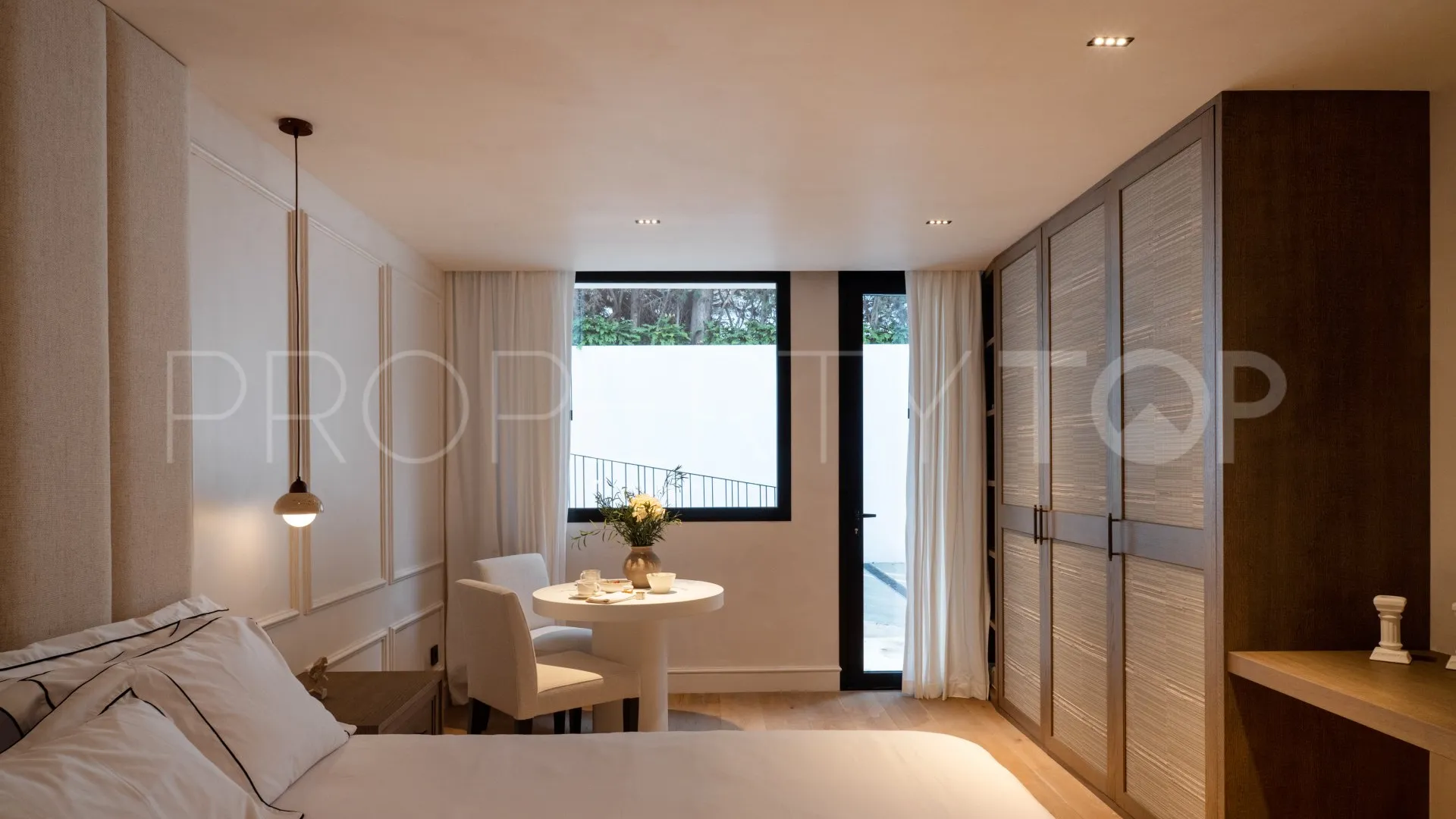 For sale 6 bedrooms villa in Aloha Gardens