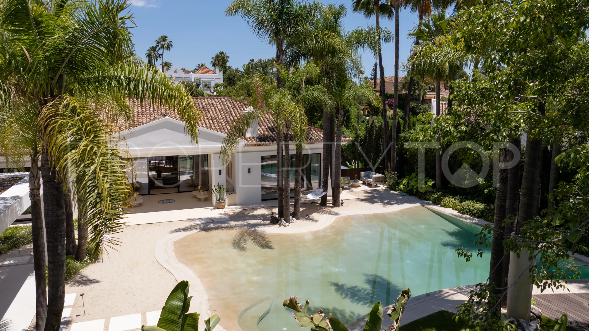 For sale 6 bedrooms villa in Aloha Gardens