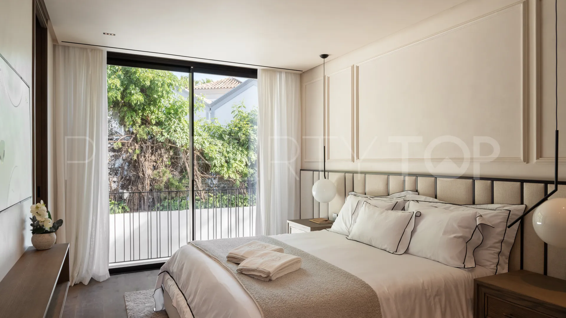 For sale 6 bedrooms villa in Aloha Gardens