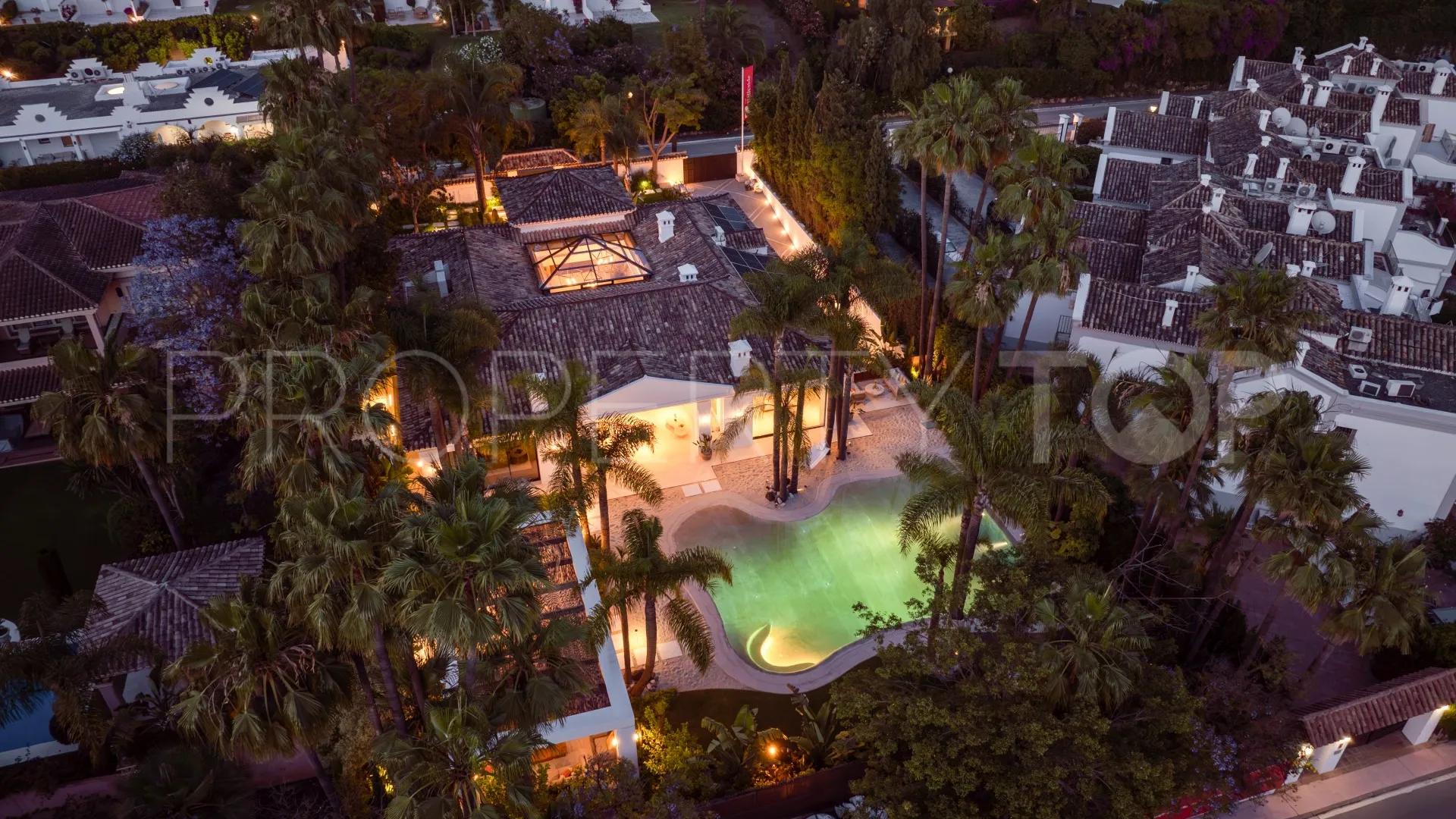 For sale 6 bedrooms villa in Aloha Gardens