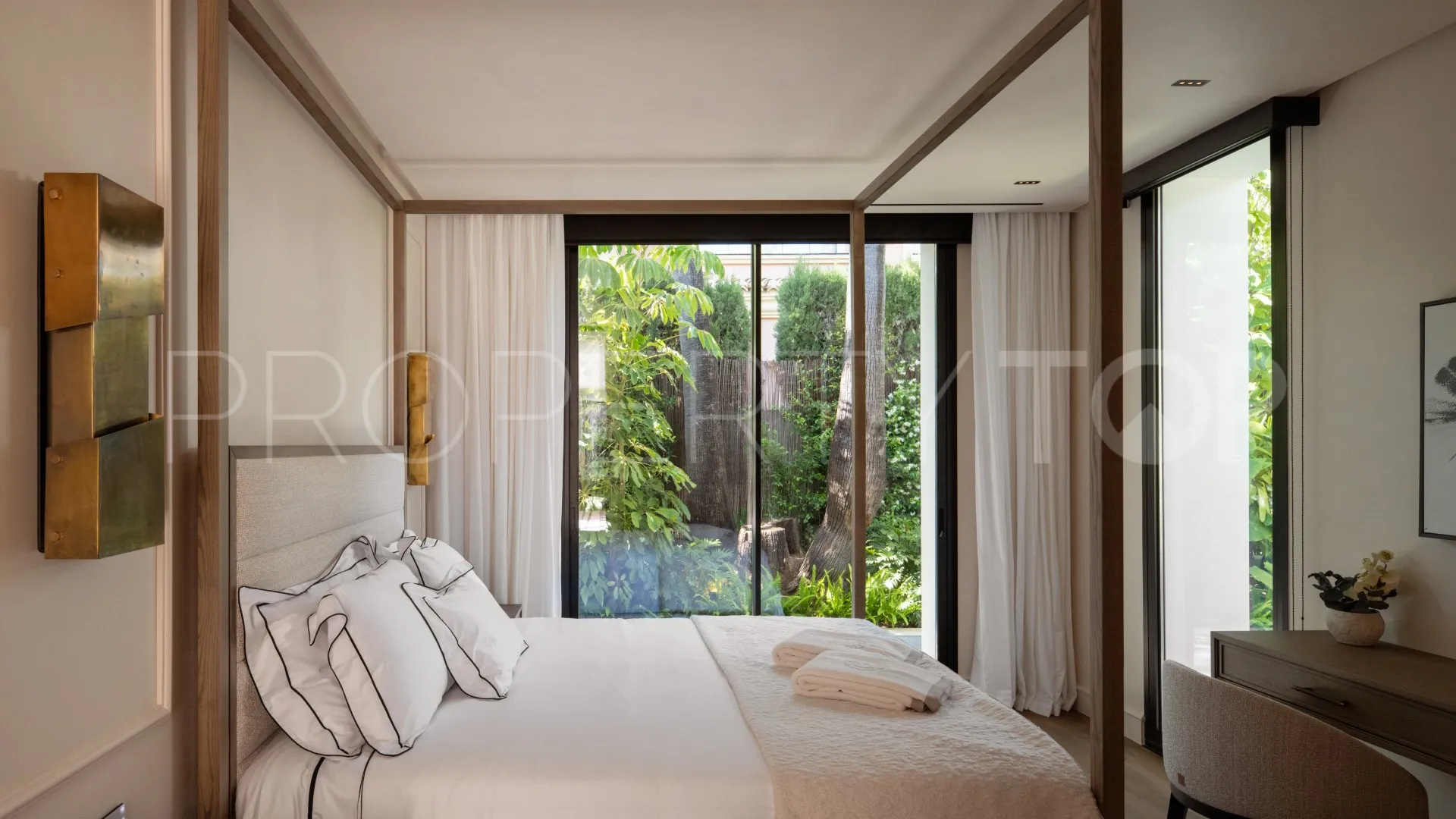 For sale 6 bedrooms villa in Aloha Gardens