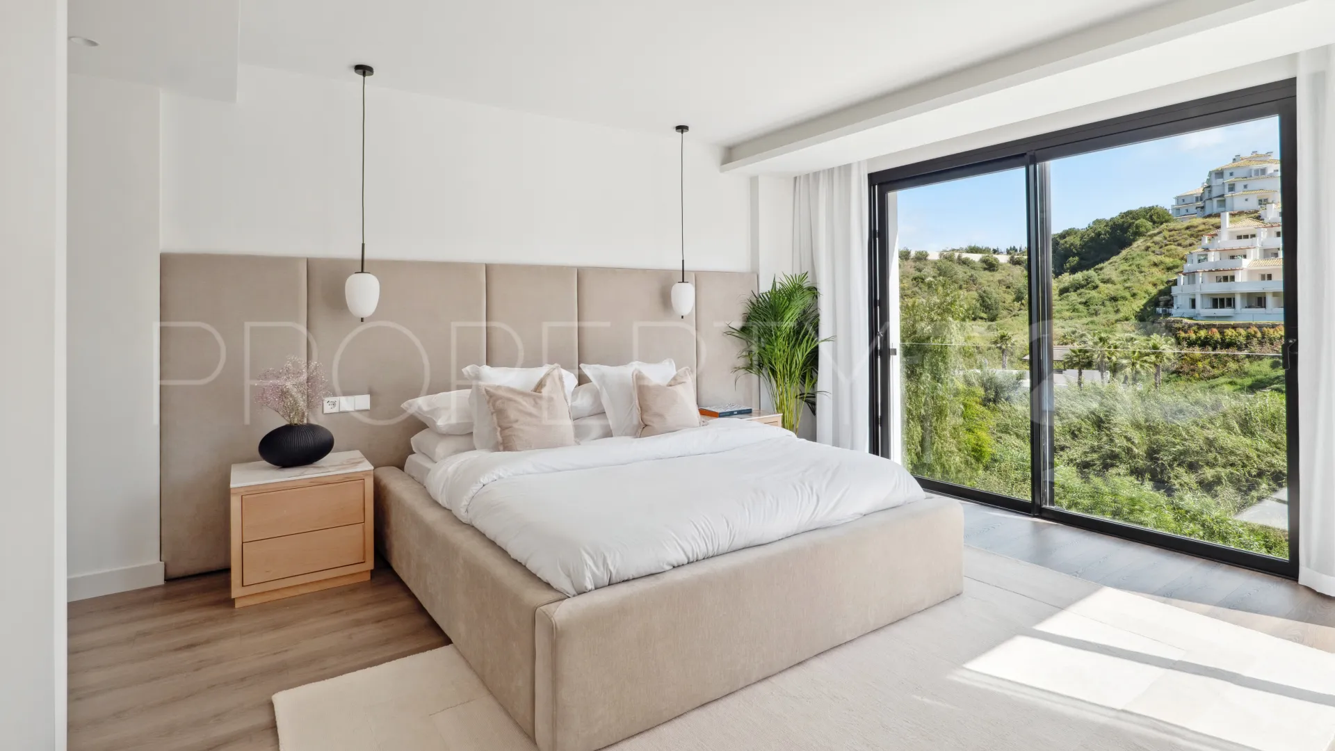 For sale Nueva Andalucia villa with 5 bedrooms