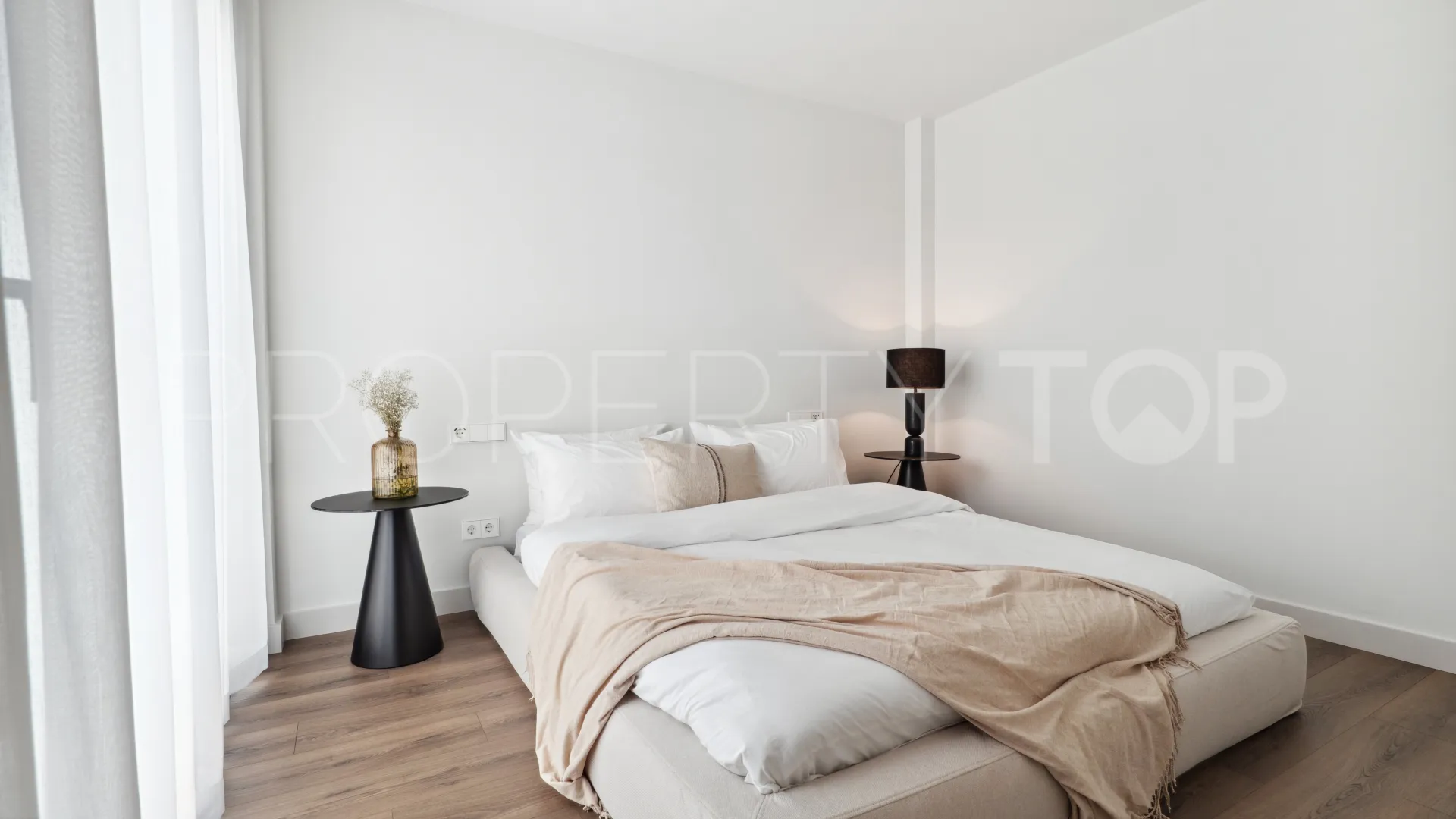 For sale Nueva Andalucia villa with 5 bedrooms