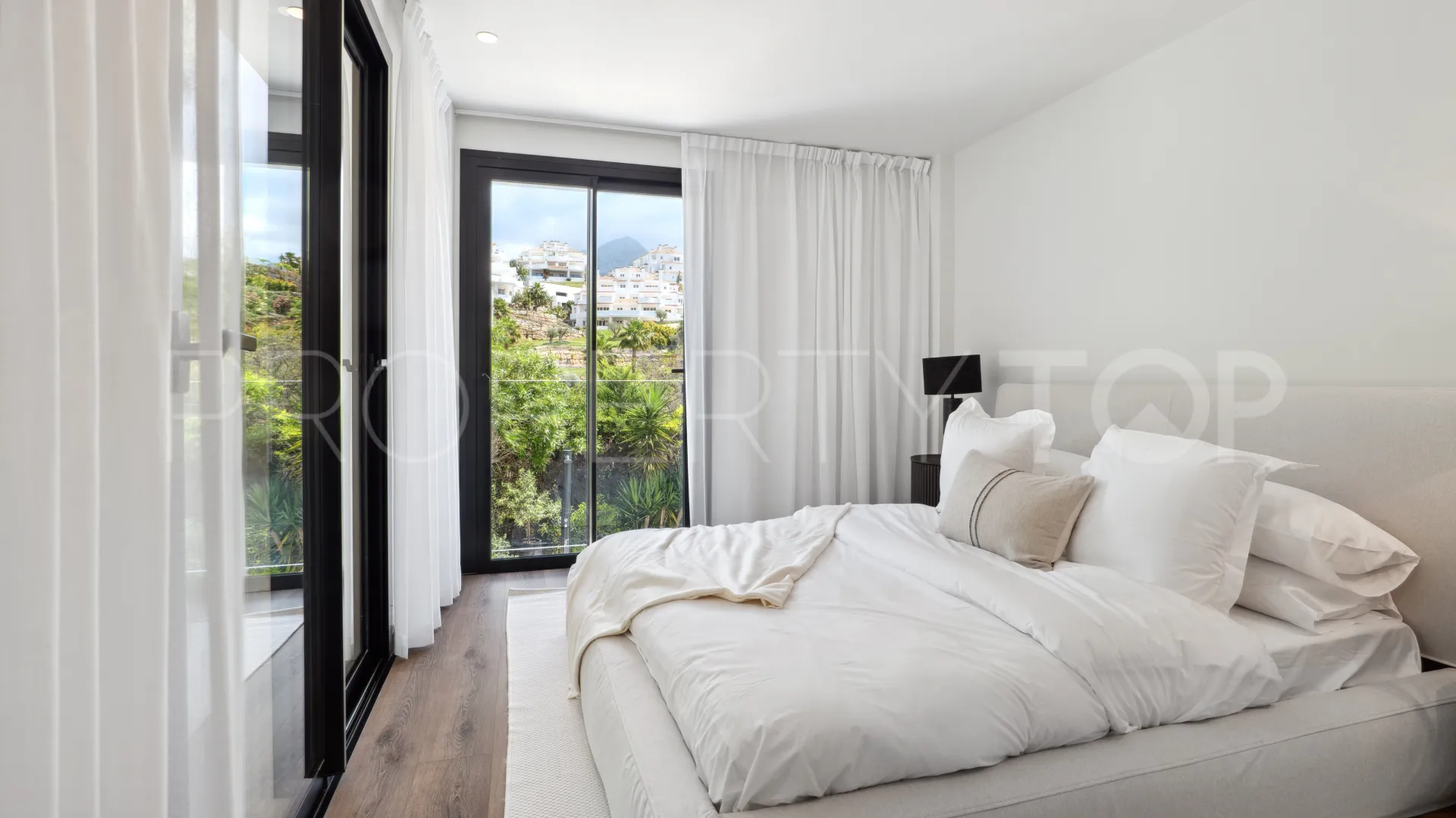 For sale Nueva Andalucia villa with 5 bedrooms