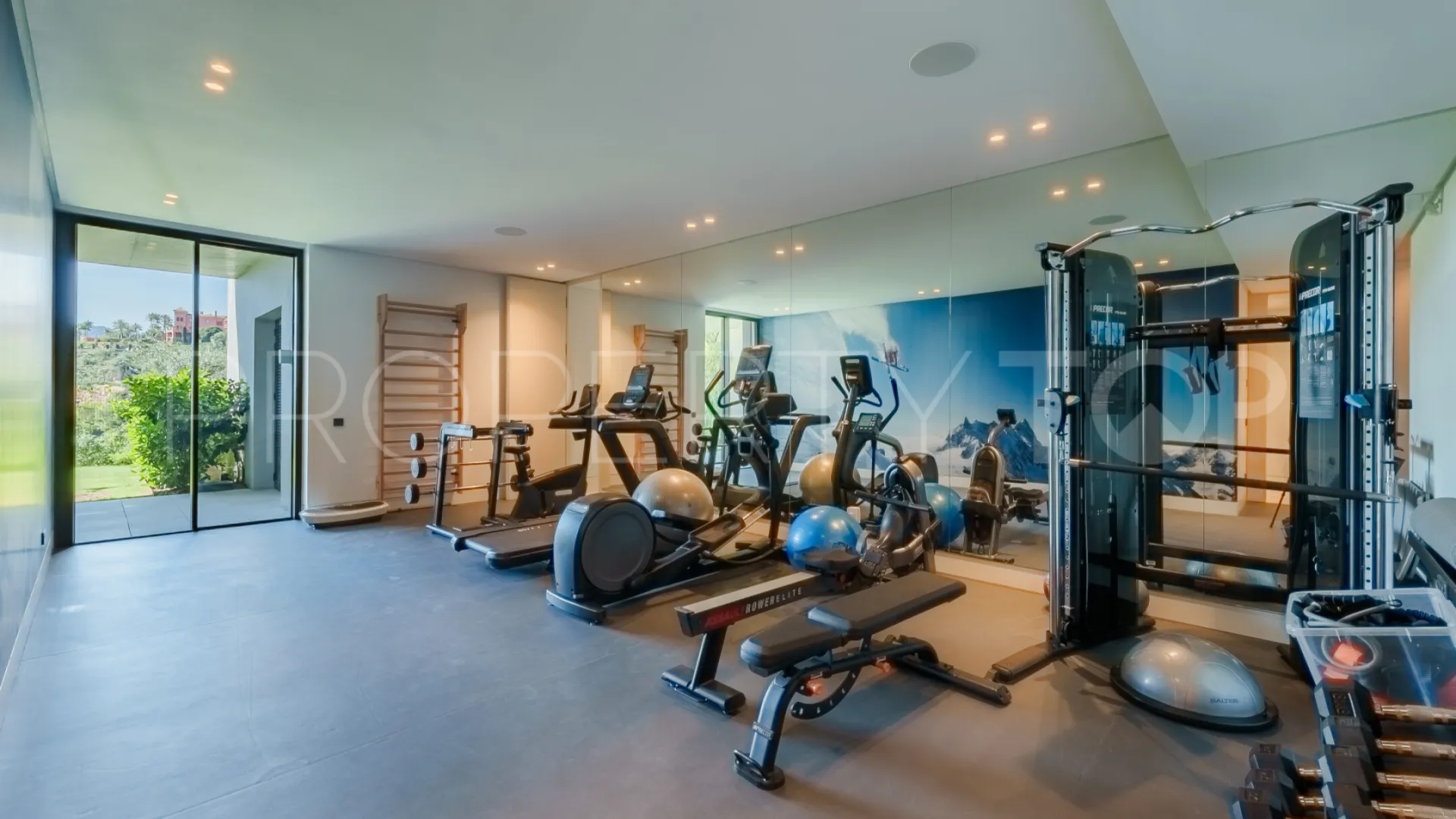Villa for sale in La Quinta Hills with 8 bedrooms