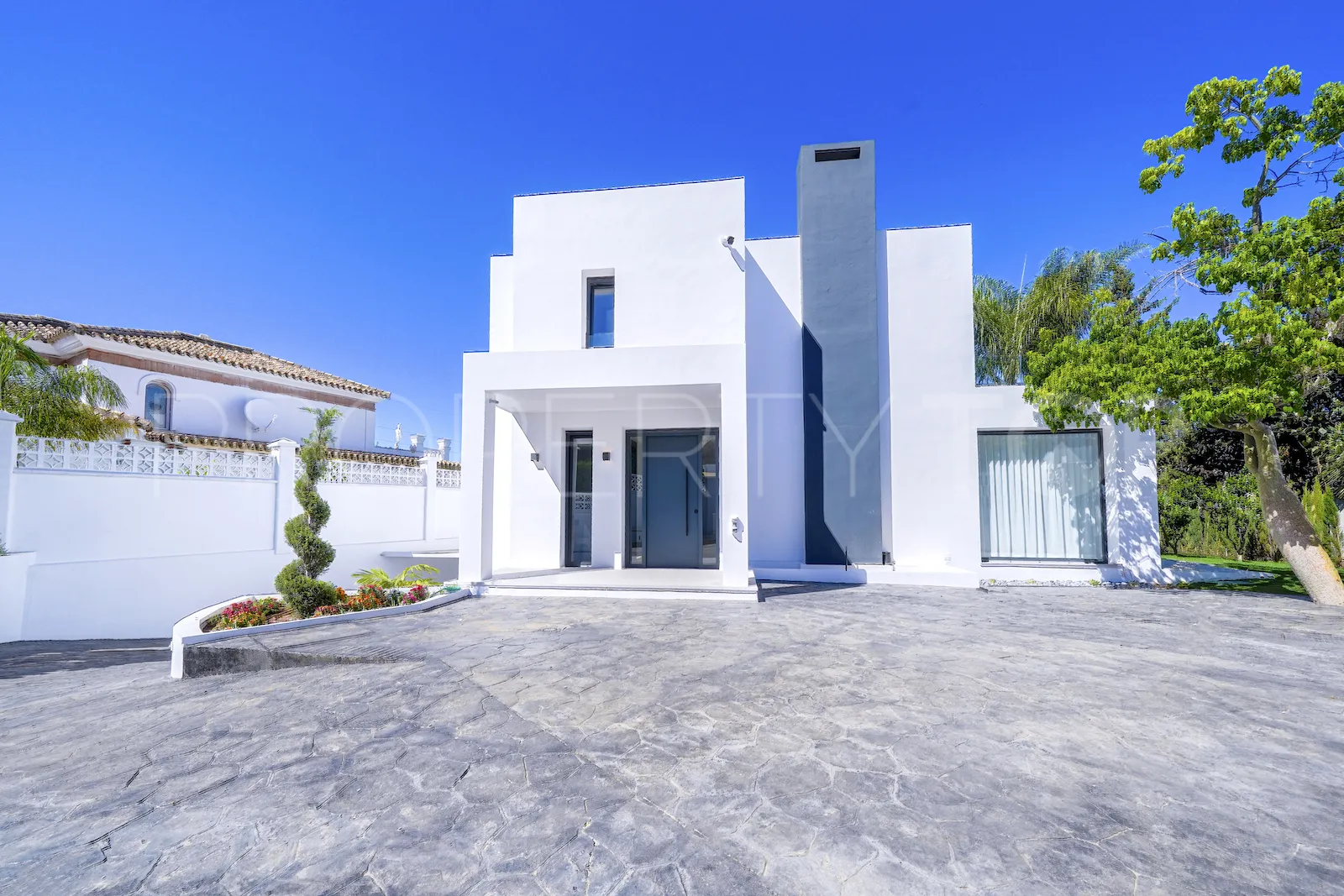 For sale villa in Nueva Andalucia