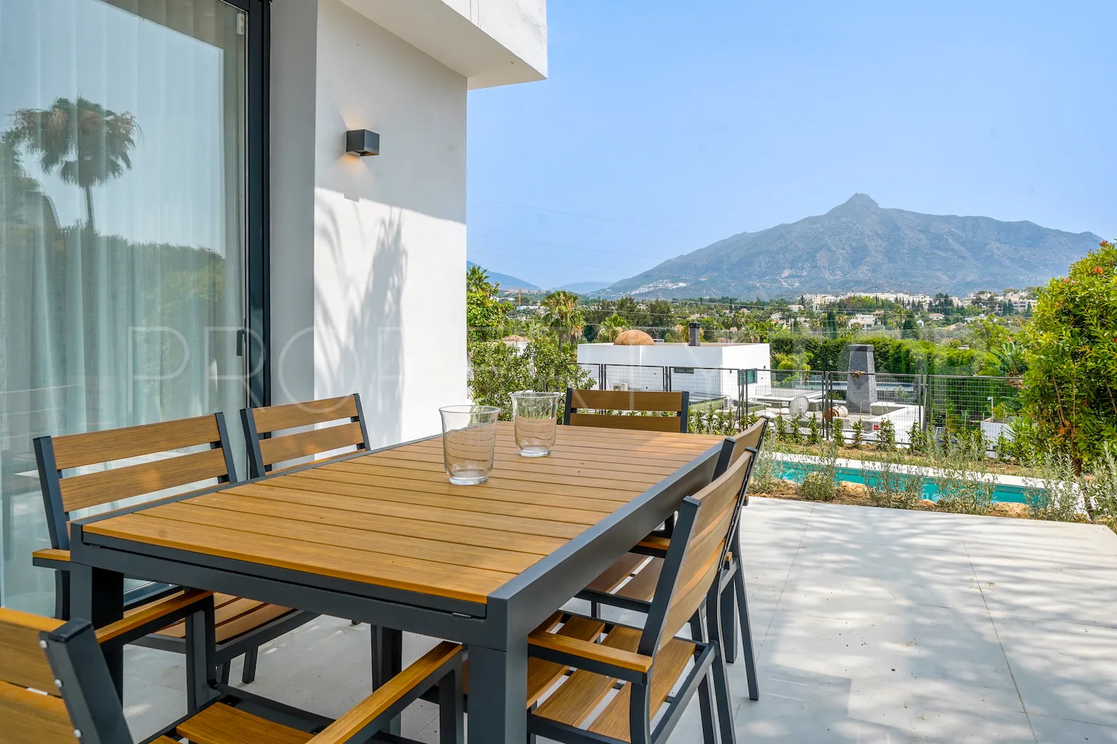 For sale villa in Nueva Andalucia