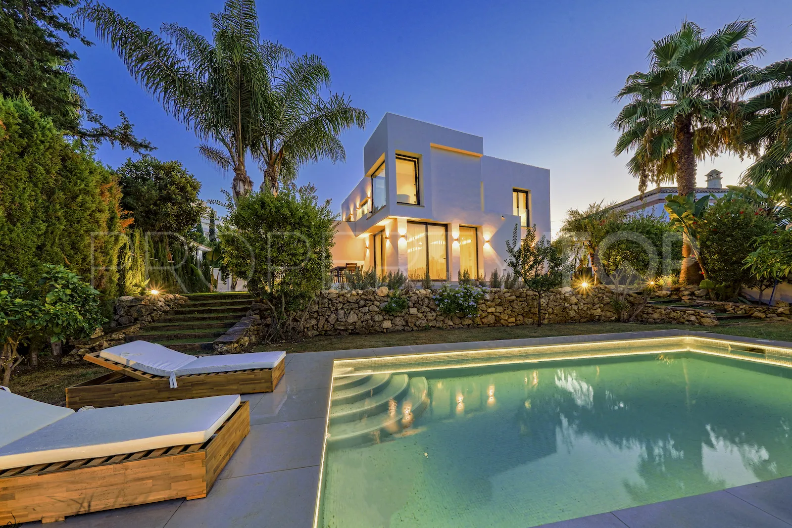 For sale villa in Nueva Andalucia