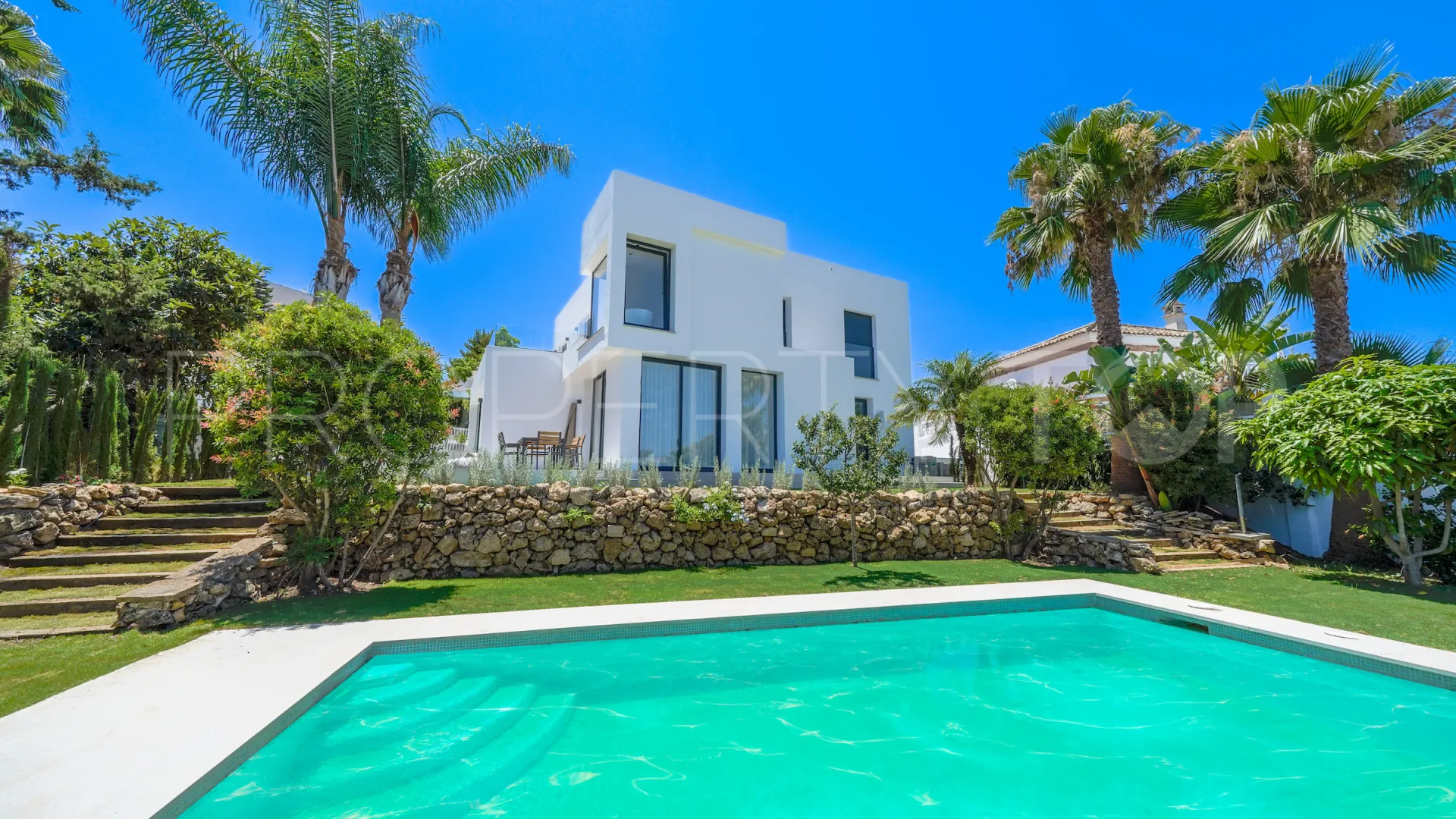 For sale villa in Nueva Andalucia