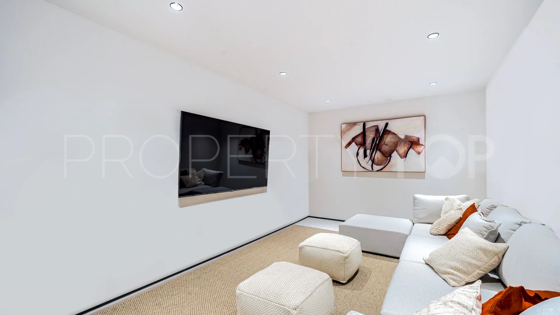 For sale villa in Nueva Andalucia