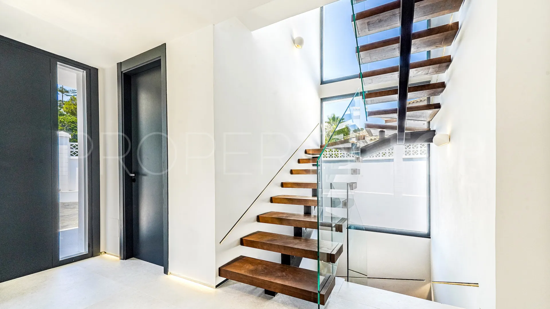 For sale villa in Nueva Andalucia