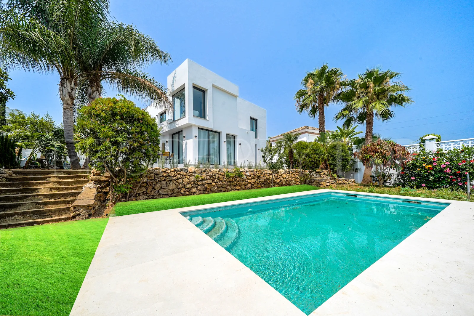 For sale villa in Nueva Andalucia