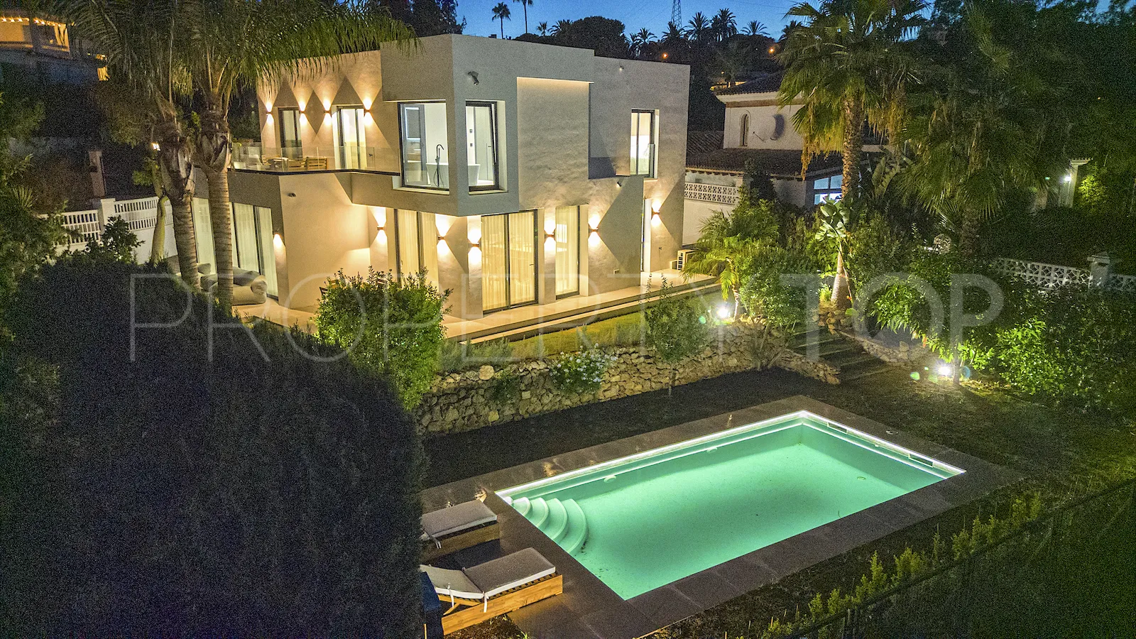 For sale villa in Nueva Andalucia