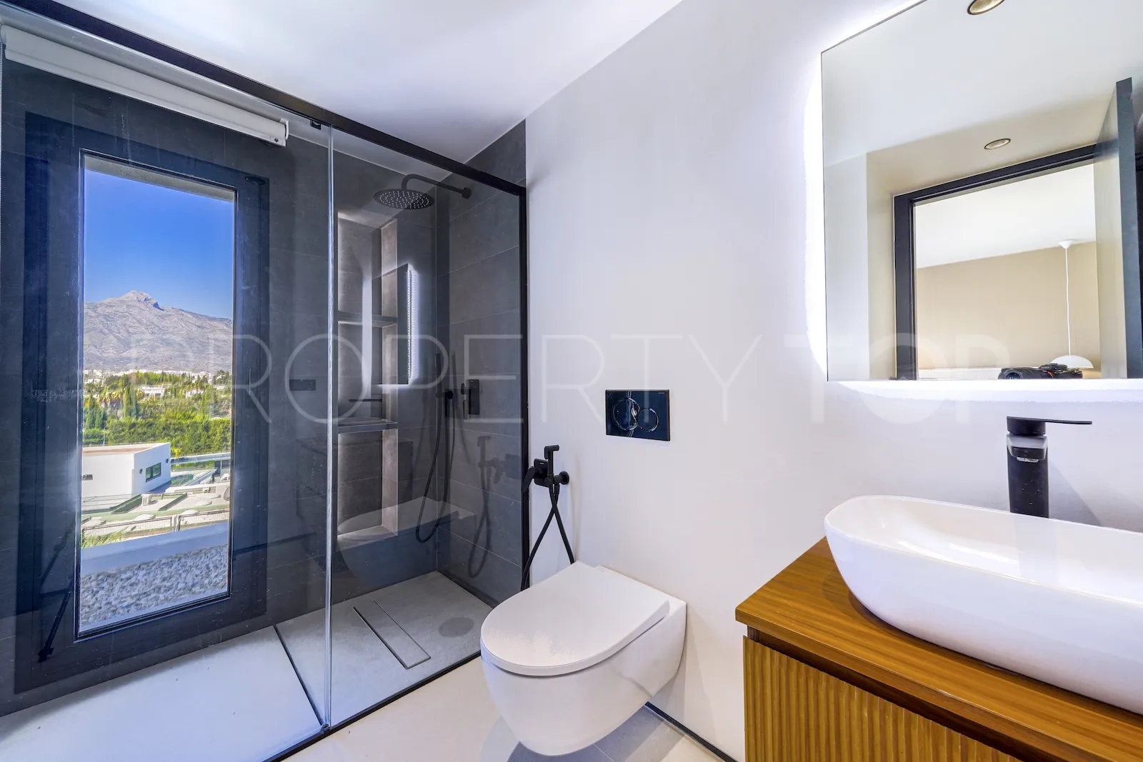 For sale villa in Nueva Andalucia