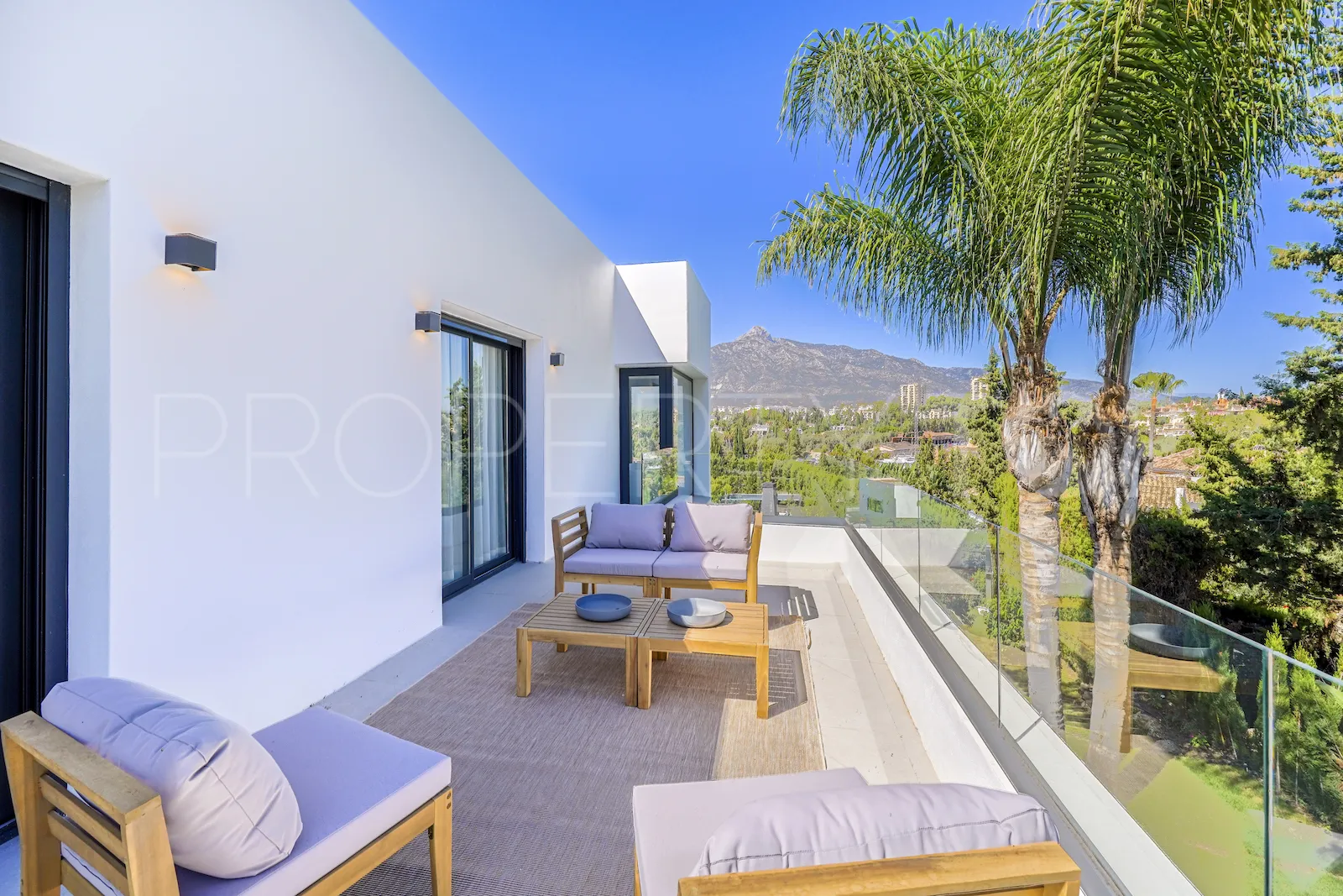 For sale villa in Nueva Andalucia
