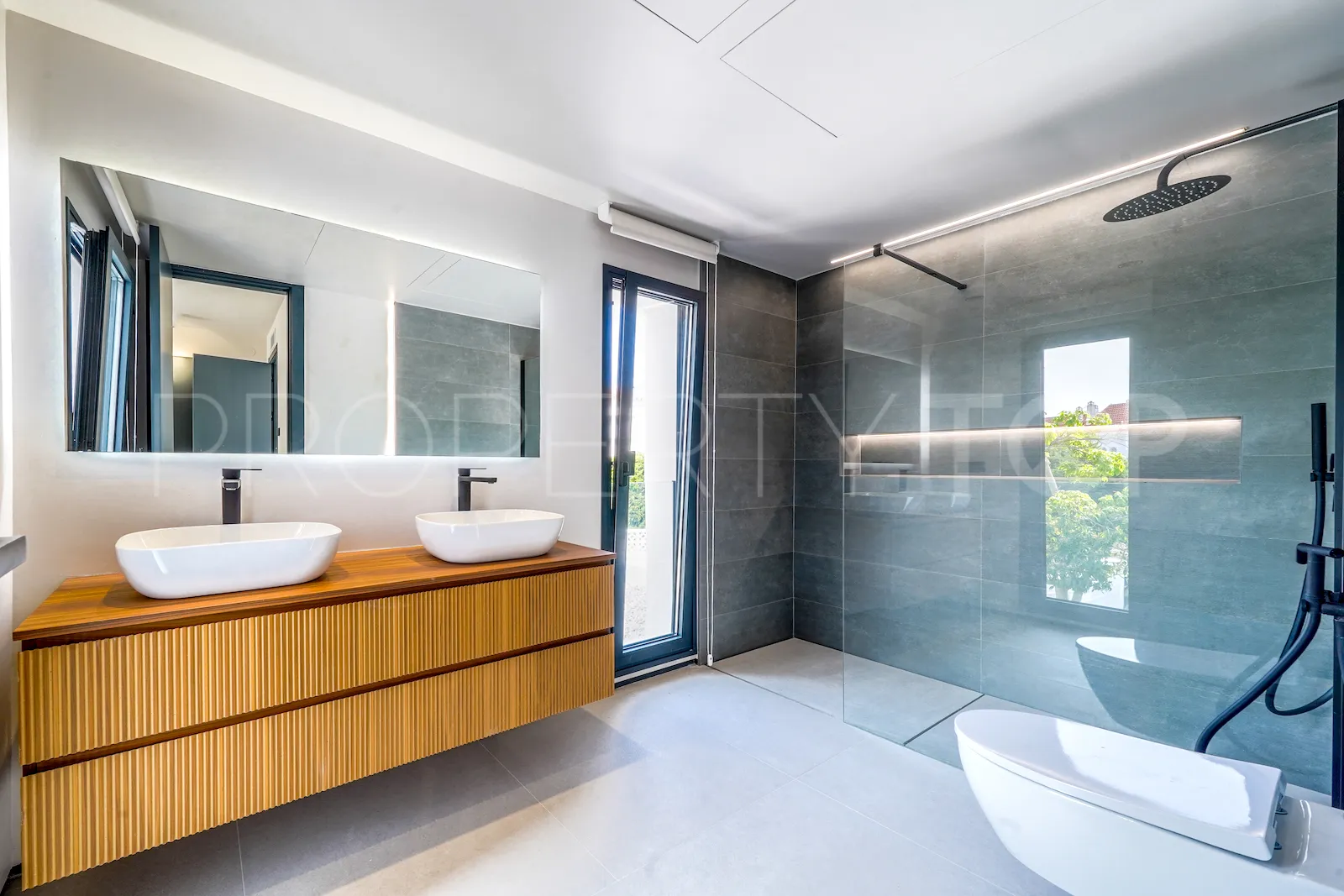 For sale villa in Nueva Andalucia