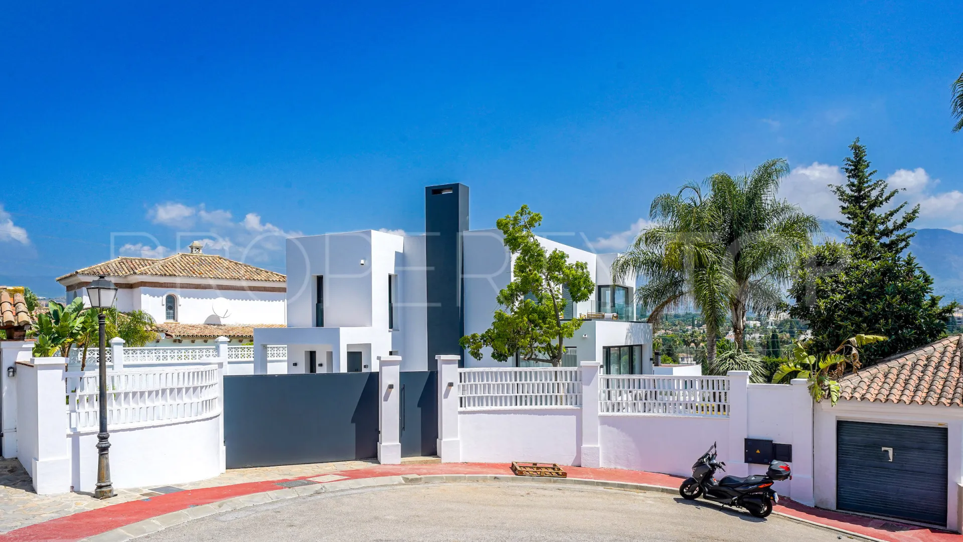 For sale villa in Nueva Andalucia