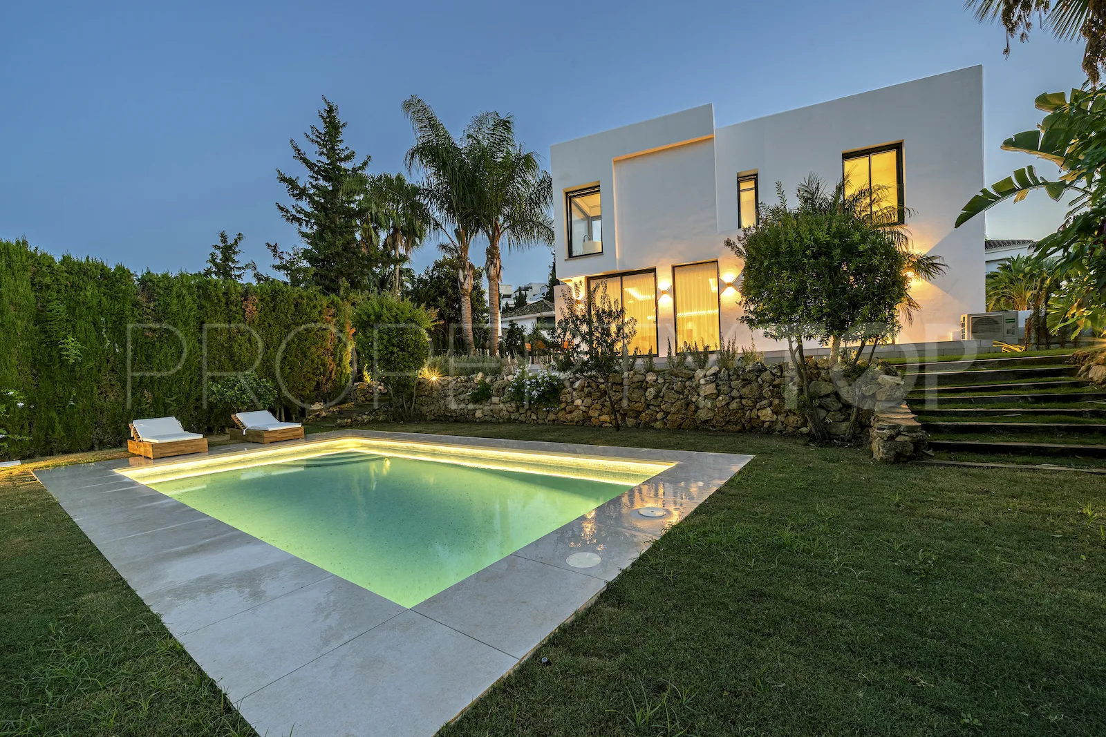 For sale villa in Nueva Andalucia