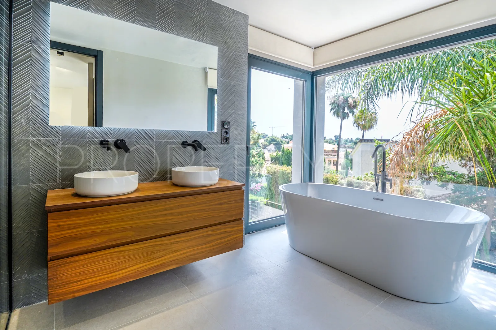 For sale villa in Nueva Andalucia