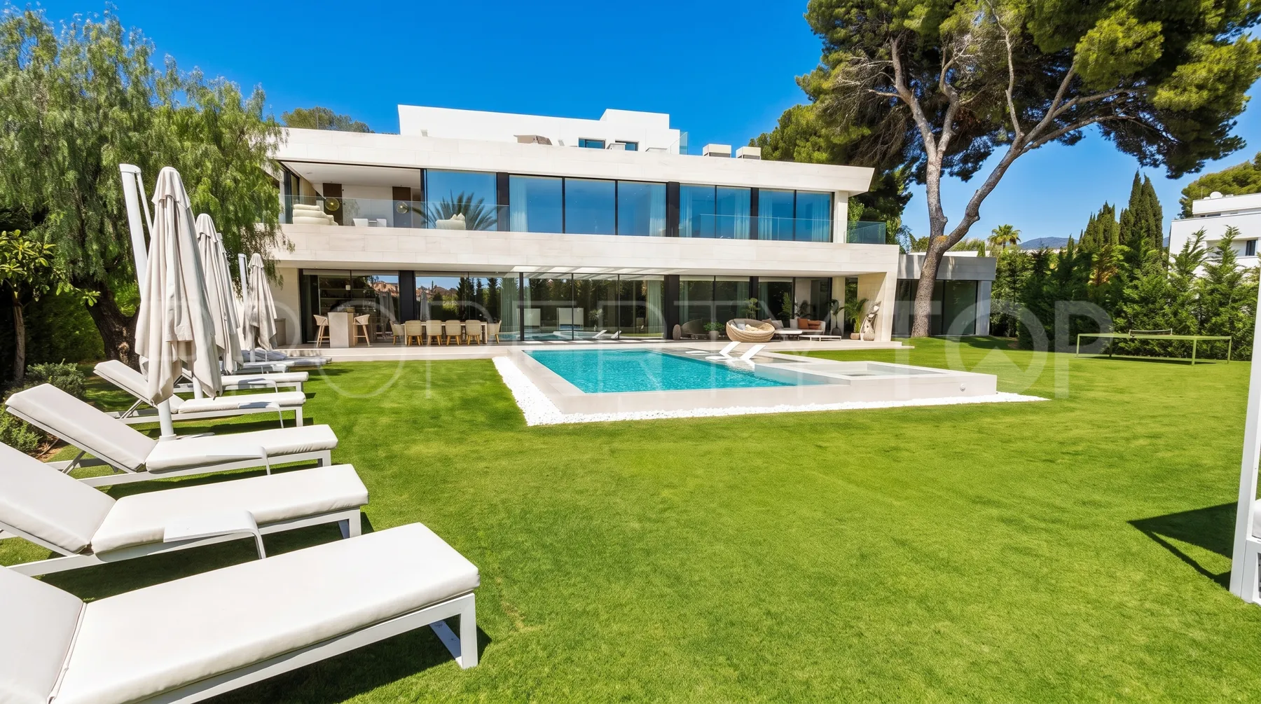 For sale villa in Los Monteros Playa with 6 bedrooms