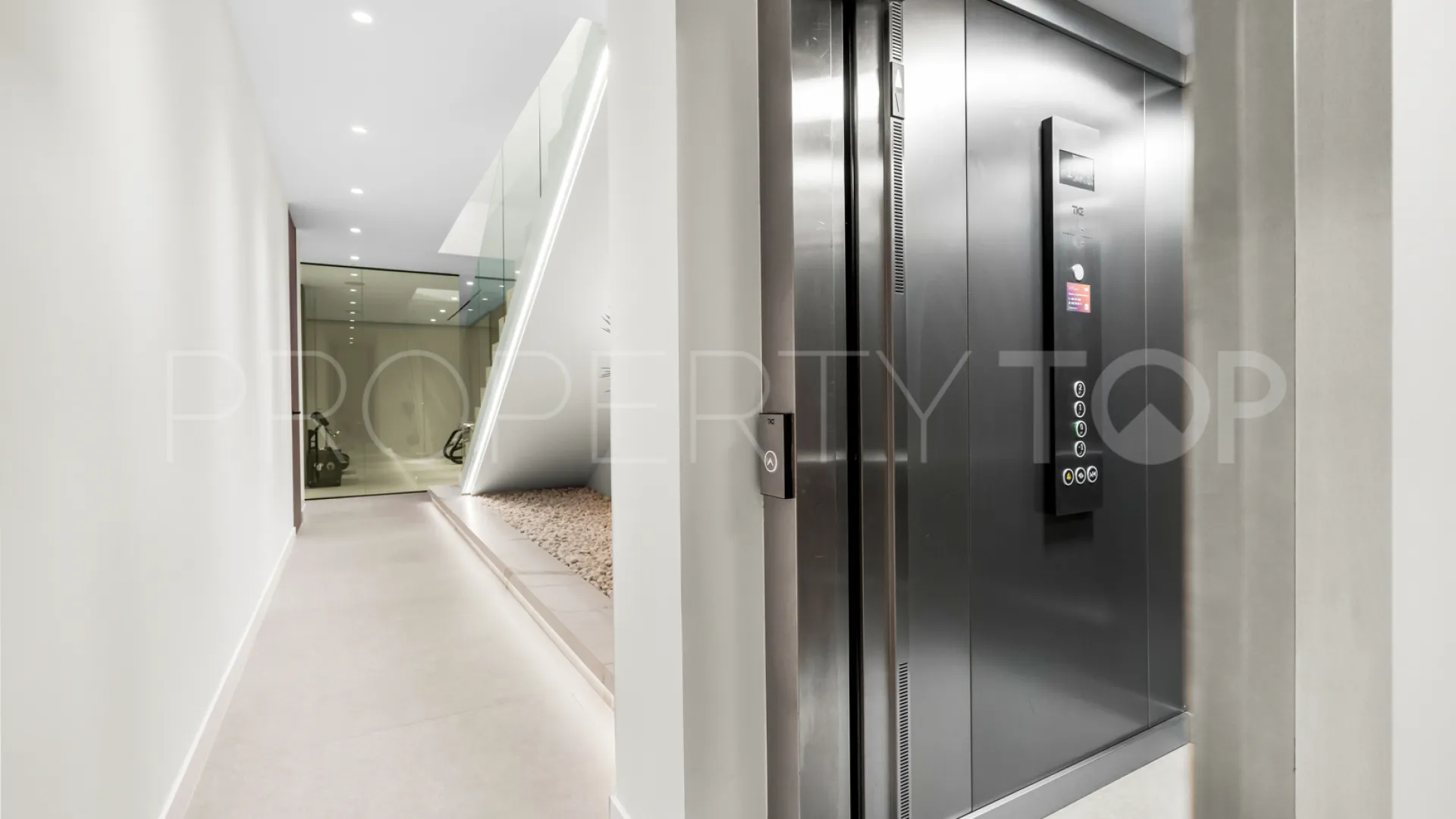 For sale villa in Los Monteros Playa with 6 bedrooms